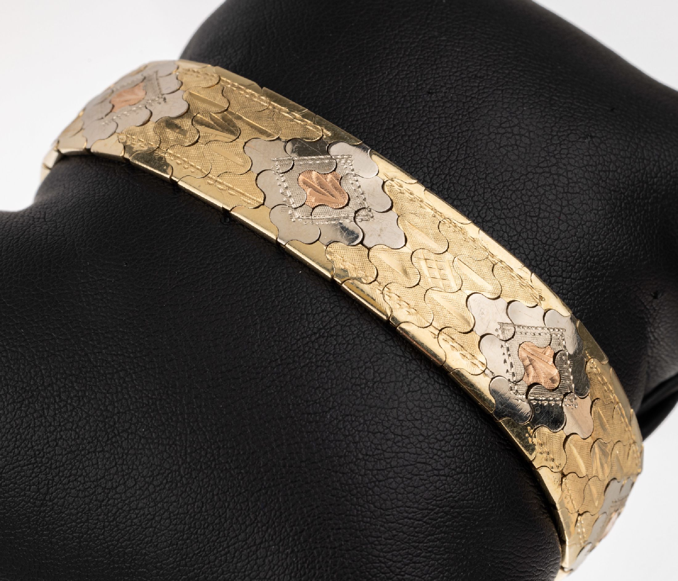 14 kt Gold Armband, ca. 42.9 g, GG/WG/RG, grav. und pol., B. ca. 1.5 cm, L. ca. 19.4 cm,Kastenschloß mit doppelter Sicherheitsacht
