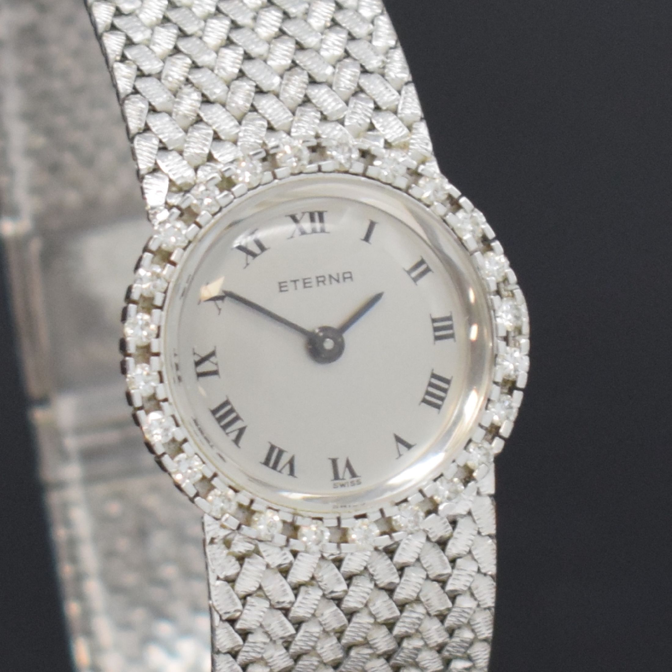 Detail c: ETERNA Damenarmbanduhr in WG 750/000, Schweiz um 1970, Handaufzug, 2-teil. Gehäuse, Boden aufgedr., Lünette m. Diamanten bes., silb. Zifferbl. m. ...