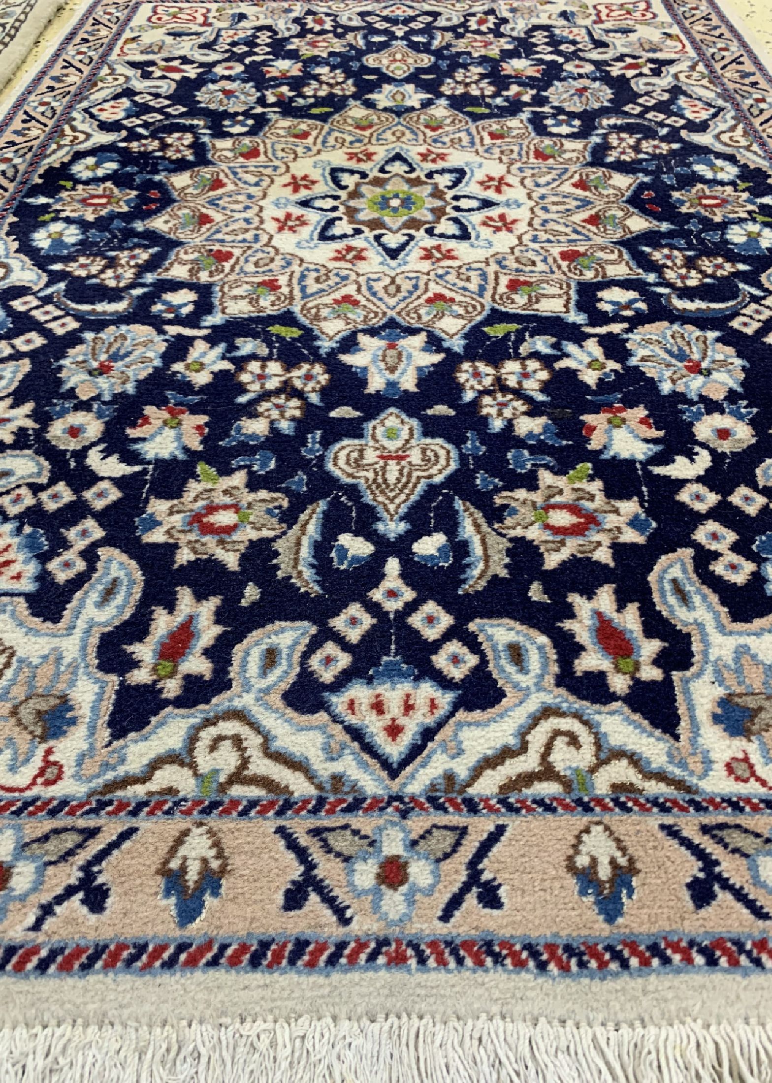 Detail e: Konvolut 5 Nain, Persien, ca. 40 Jahre, Wolle auf Baumwolle, ca. 265 x 88 cm & ca. 132 x 90 cm, EHZ: 2