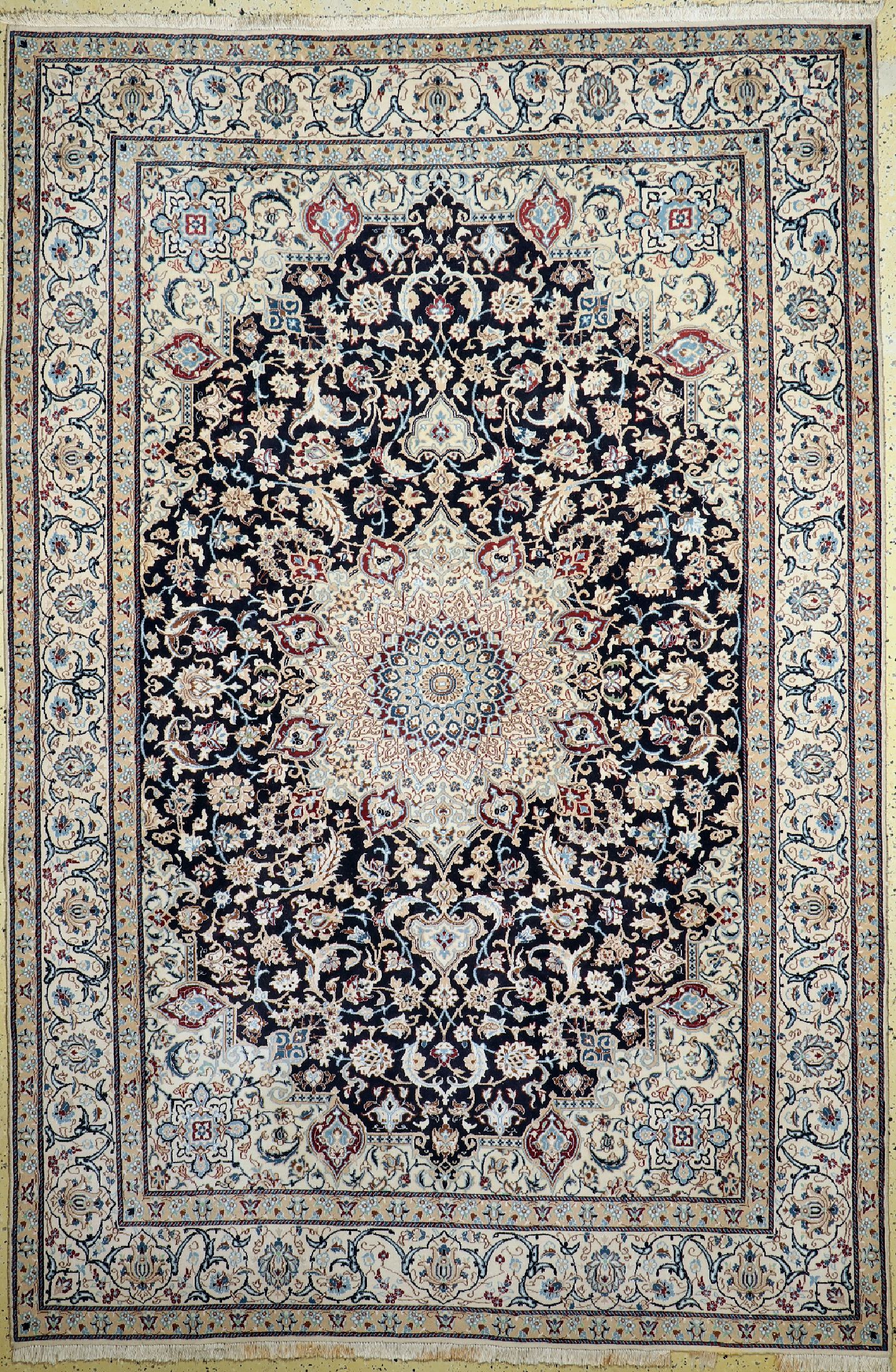 Nain fein (9 La), Persien, ca. 50 Jahre, Korkwolle mit Seide, ca. 305 x 202 cm, EHZ: 4 (Fransen beschädigt).