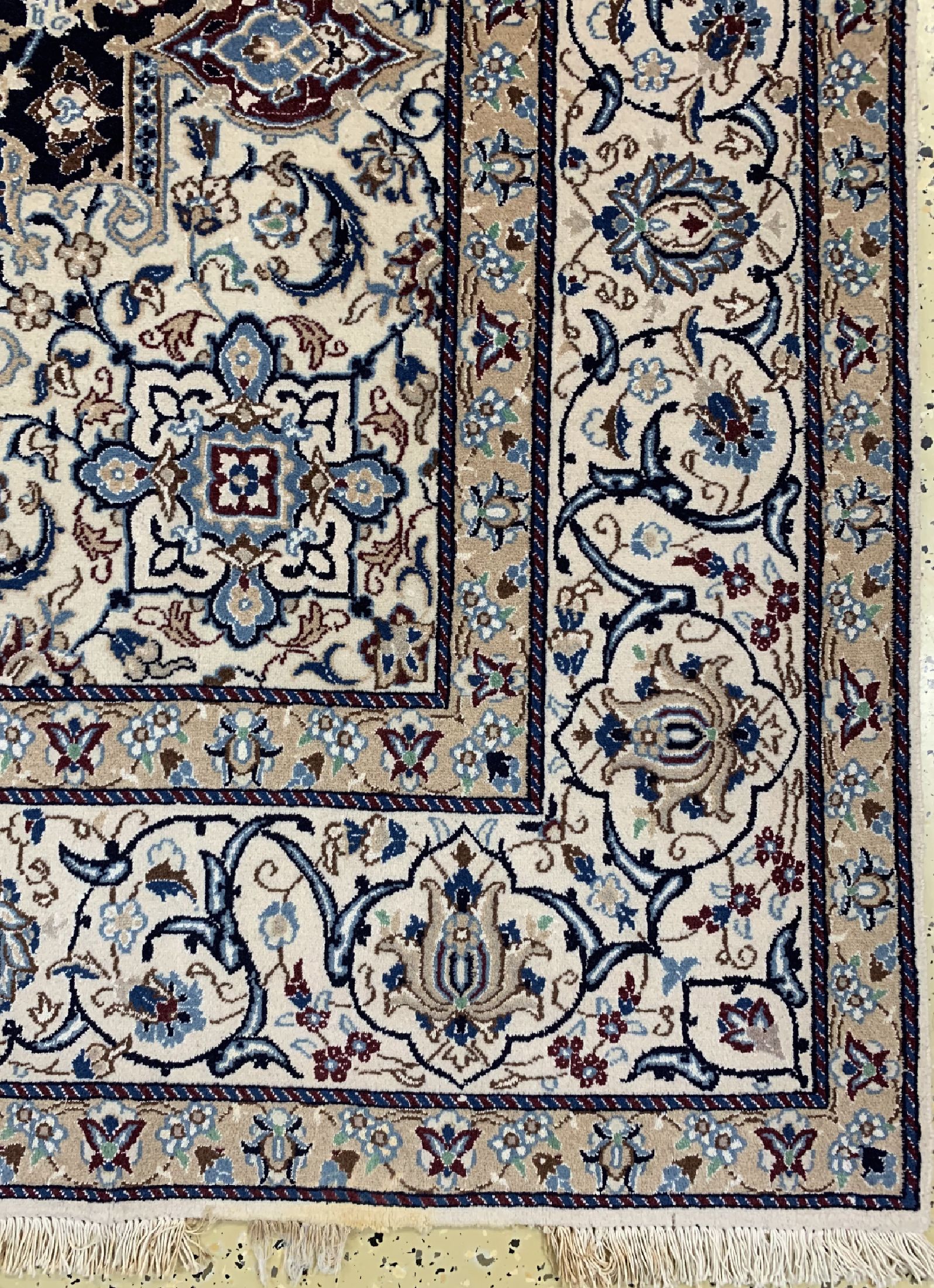 Detail a: Nain fein (9 La), Persien, ca. 50 Jahre, Korkwolle mit Seide, ca. 305 x 202 cm, EHZ: 4 (Fransen beschädigt).
