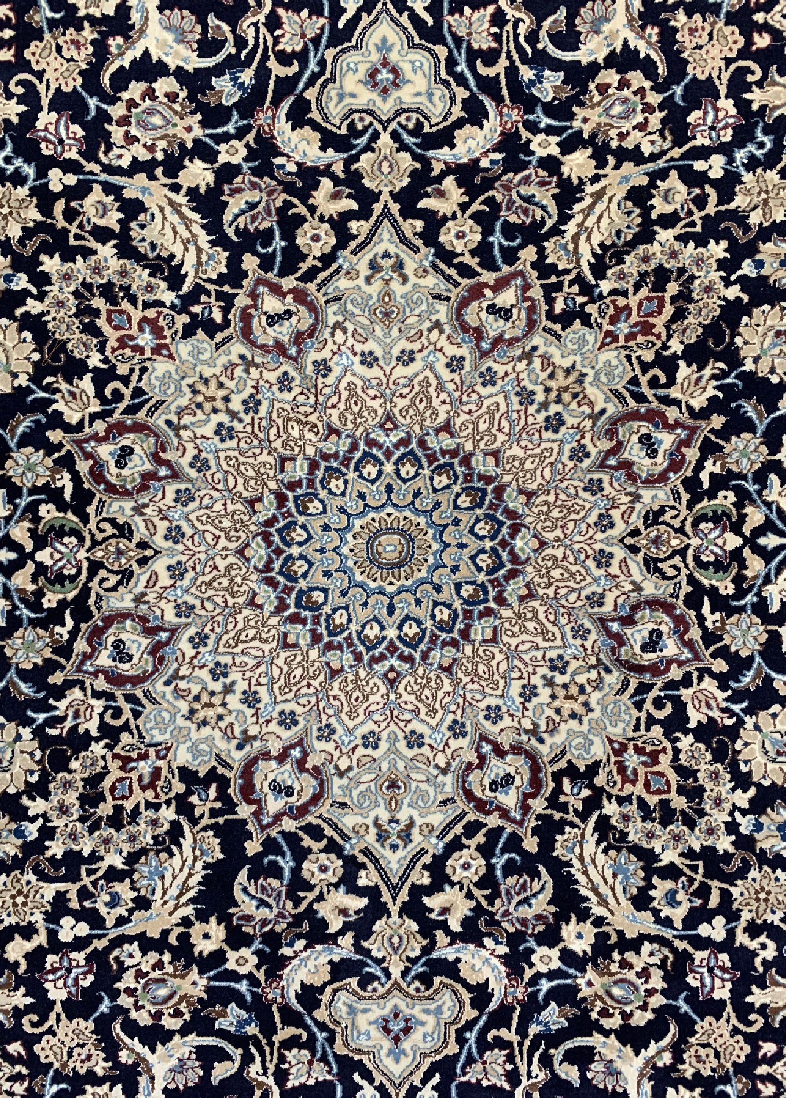 Detail b: Nain fein (9 La), Persien, ca. 50 Jahre, Korkwolle mit Seide, ca. 305 x 202 cm, EHZ: 4 (Fransen beschädigt).
