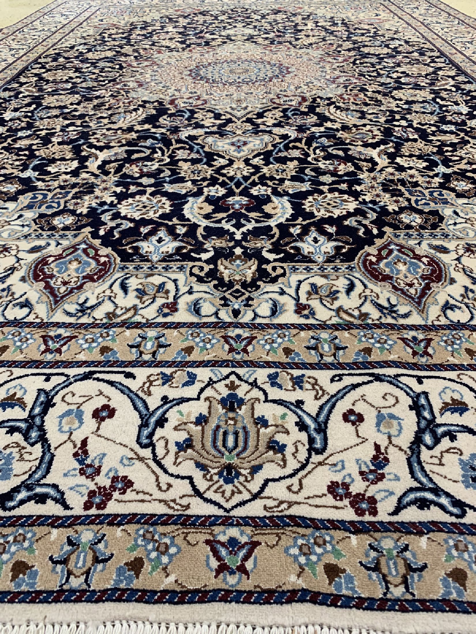 Detail c: Nain fein (9 La), Persien, ca. 50 Jahre, Korkwolle mit Seide, ca. 305 x 202 cm, EHZ: 4 (Fransen beschädigt).