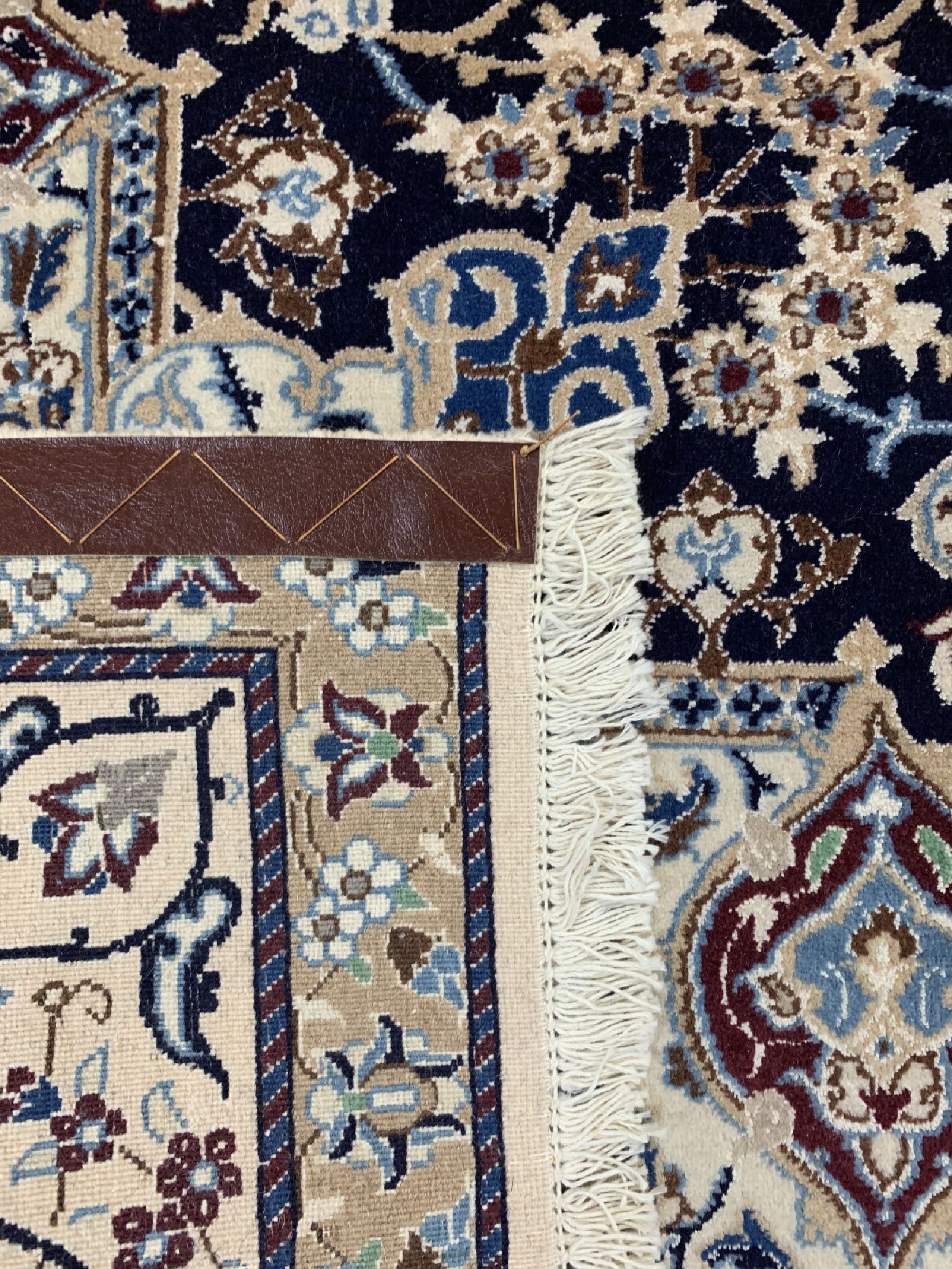 Detail d: Nain fein (9 La), Persien, ca. 50 Jahre, Korkwolle mit Seide, ca. 305 x 202 cm, EHZ: 4 (Fransen beschädigt).