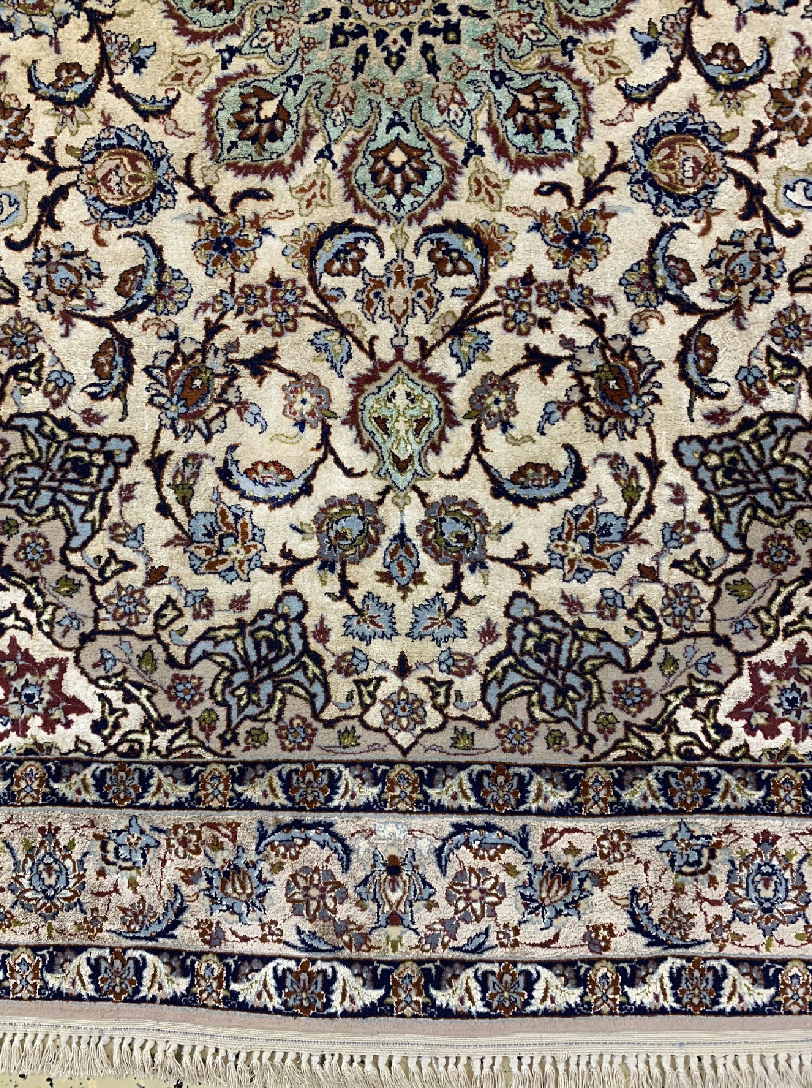 Detail b: Esfahan fein(Seidengrund), Persien, ca. 60 Jahre, Korkwolle mit und auf Seide, ca. 165 x 110 cm, ca. 1,0 Mio. Kn/qm, EHZ: 2