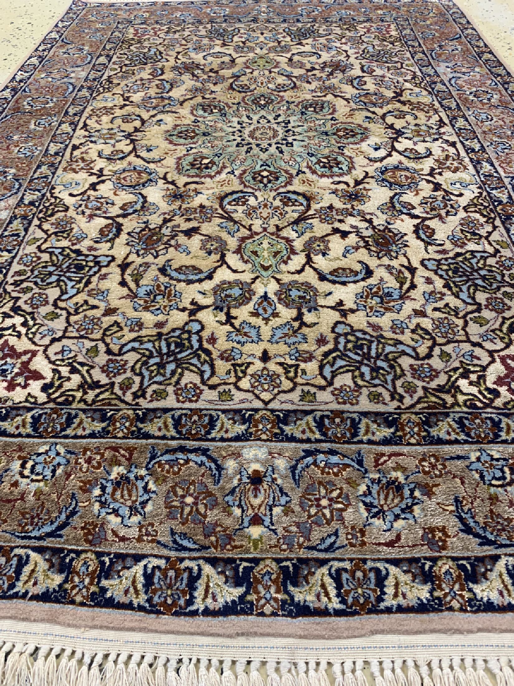 Detail d: Esfahan fein(Seidengrund), Persien, ca. 60 Jahre, Korkwolle mit und auf Seide, ca. 165 x 110 cm, ca. 1,0 Mio. Kn/qm, EHZ: 2