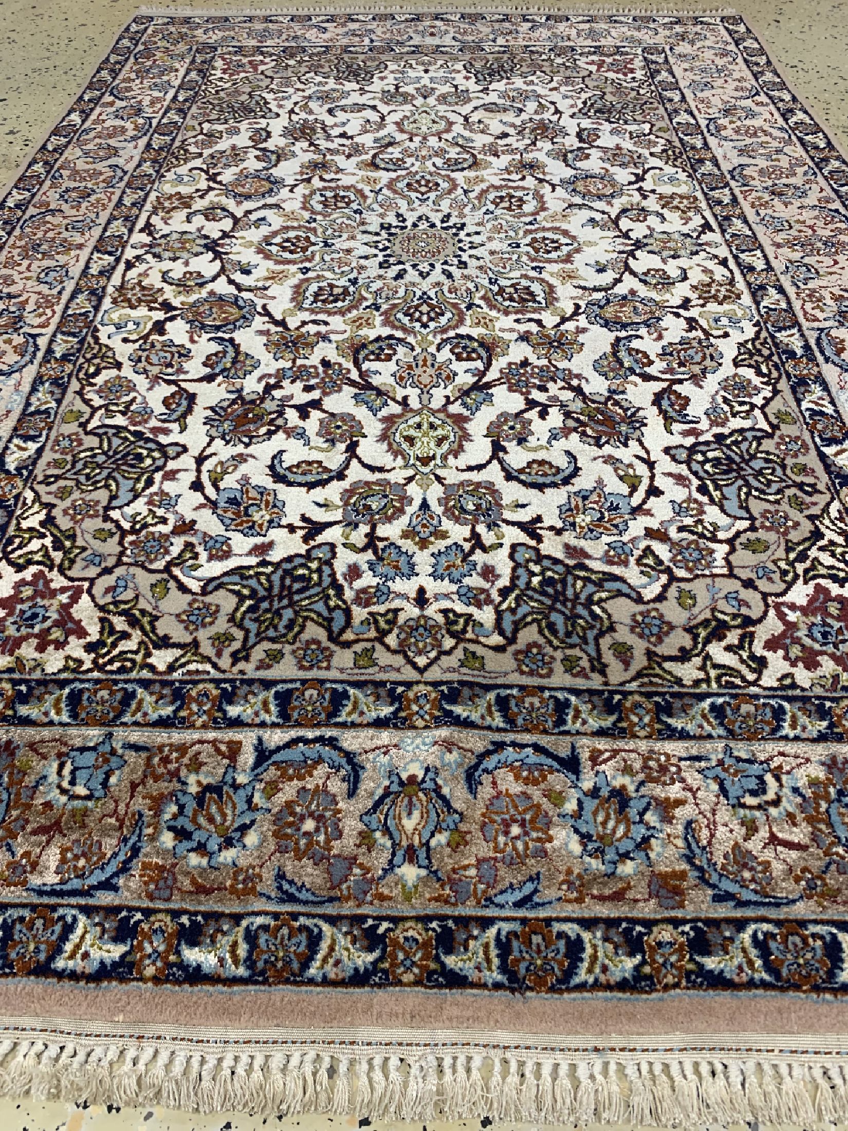 Detail e: Esfahan fein(Seidengrund), Persien, ca. 60 Jahre, Korkwolle mit und auf Seide, ca. 165 x 110 cm, ca. 1,0 Mio. Kn/qm, EHZ: 2