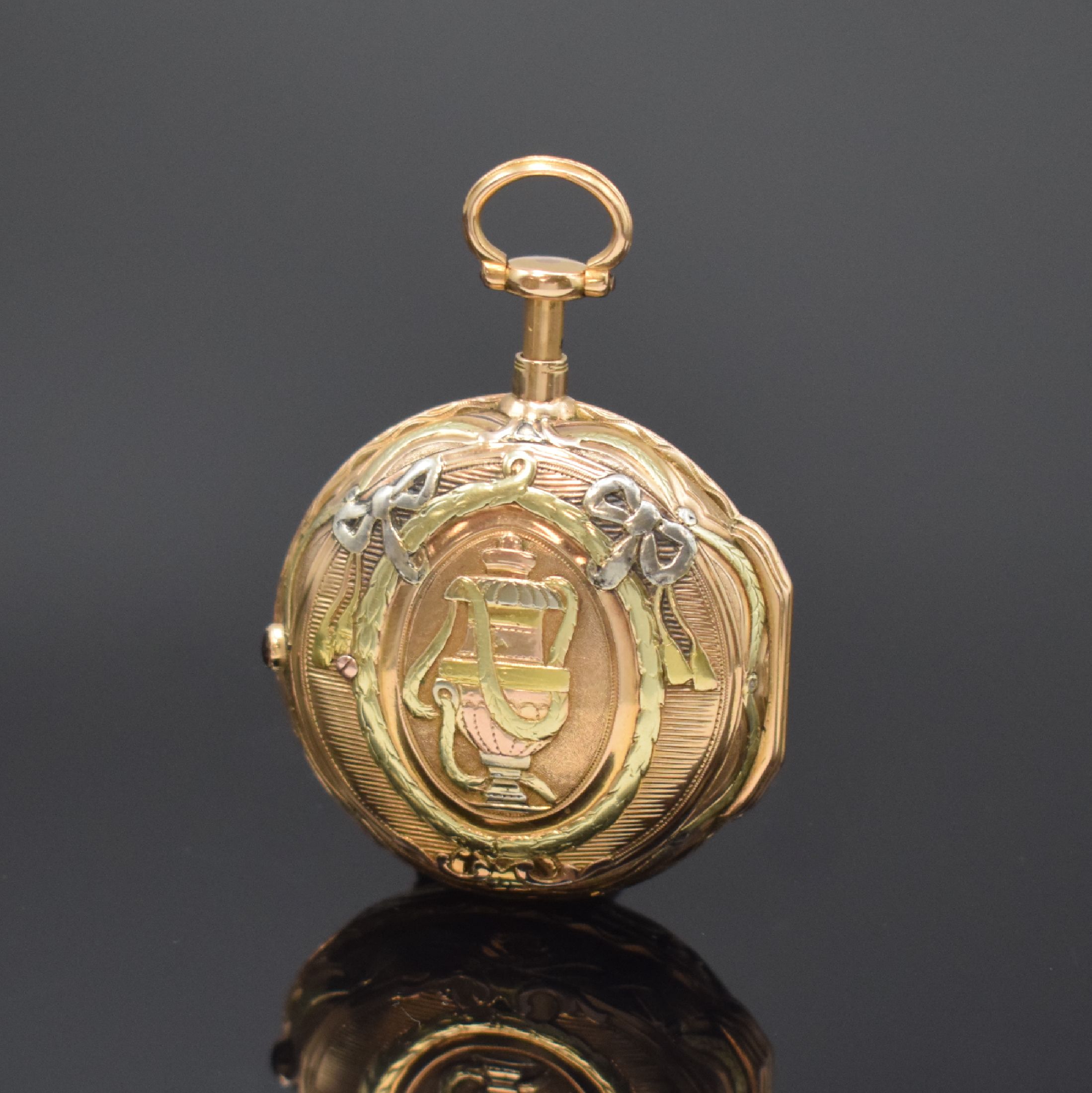 Detail a: MATHIEU Le JEUNE Spindeltaschenuhr mit 1/4- Repetition à-Toc im 18k-Quatre-Couleur- Gehäuse, Frankreich um 1770, massives Geh. m. großem ...