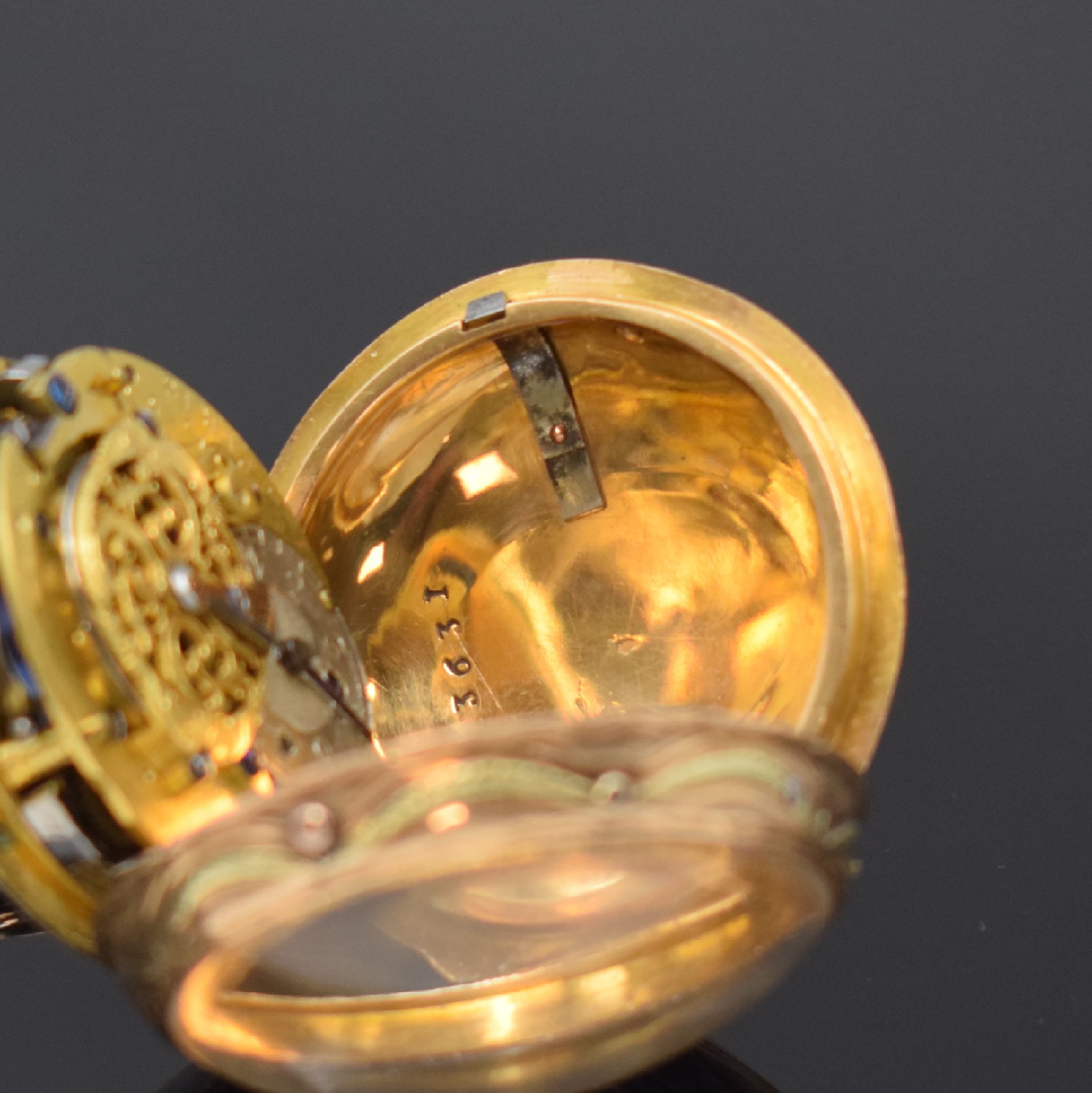 Detail d: MATHIEU Le JEUNE Spindeltaschenuhr mit 1/4- Repetition à-Toc im 18k-Quatre-Couleur- Gehäuse, Frankreich um 1770, massives Geh. m. großem ...