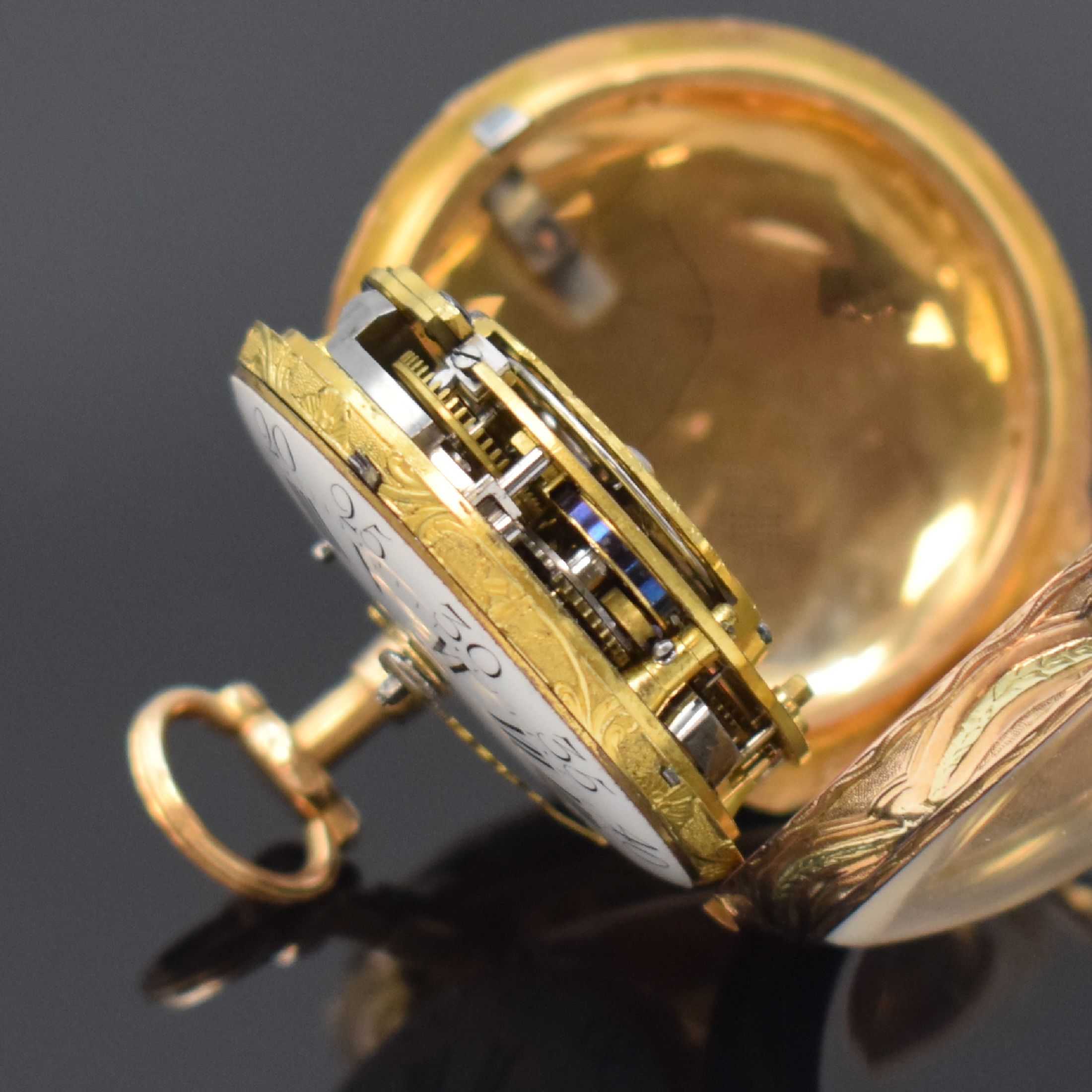 Detail e: MATHIEU Le JEUNE Spindeltaschenuhr mit 1/4- Repetition à-Toc im 18k-Quatre-Couleur- Gehäuse, Frankreich um 1770, massives Geh. m. großem ...