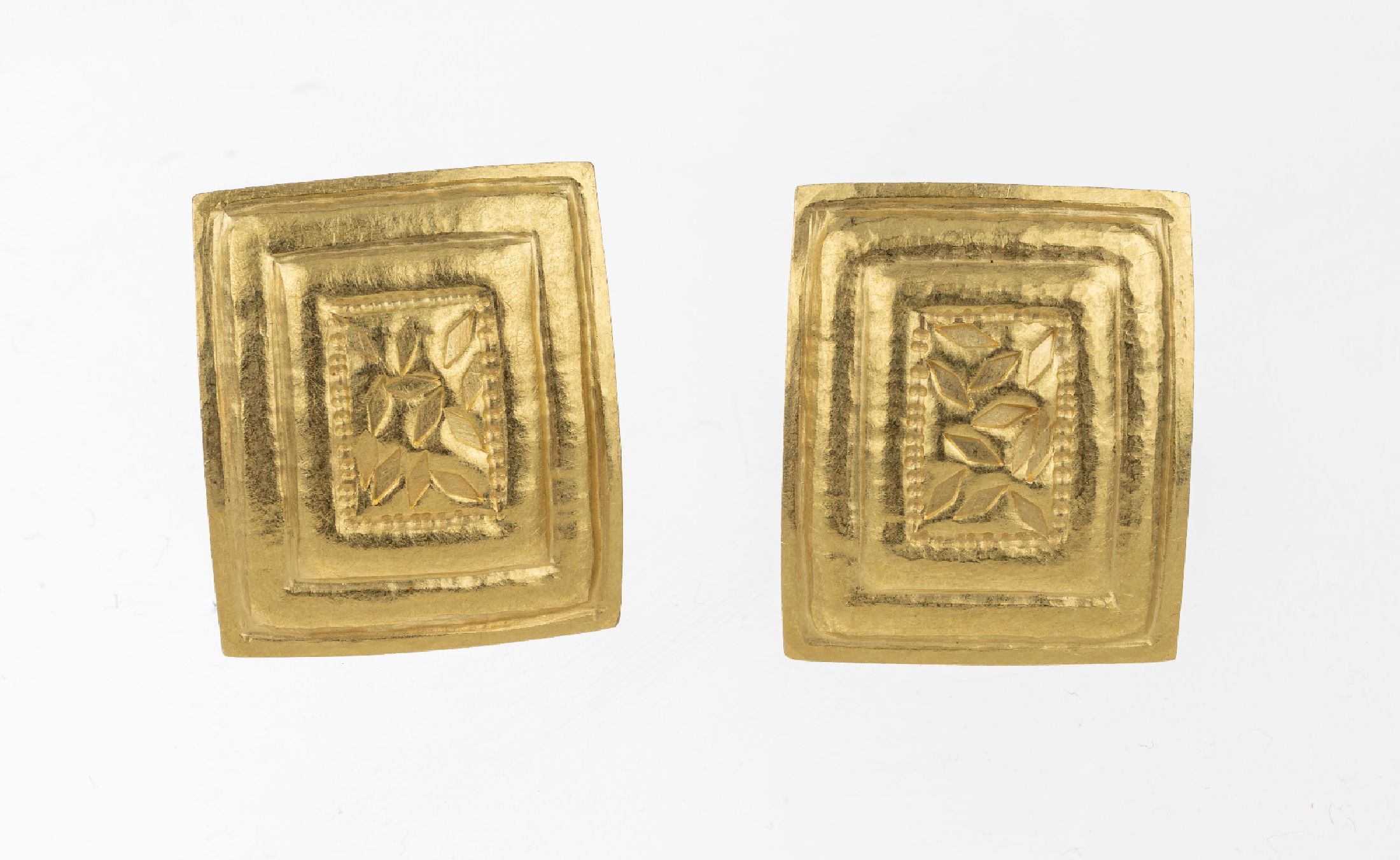 Paar 18 kt Gold Designer Ohrclips, GG 750/000 gepr., Hammerschlagdekor, ca. 2.1 x 1.9 cm, ca. 16.8 g