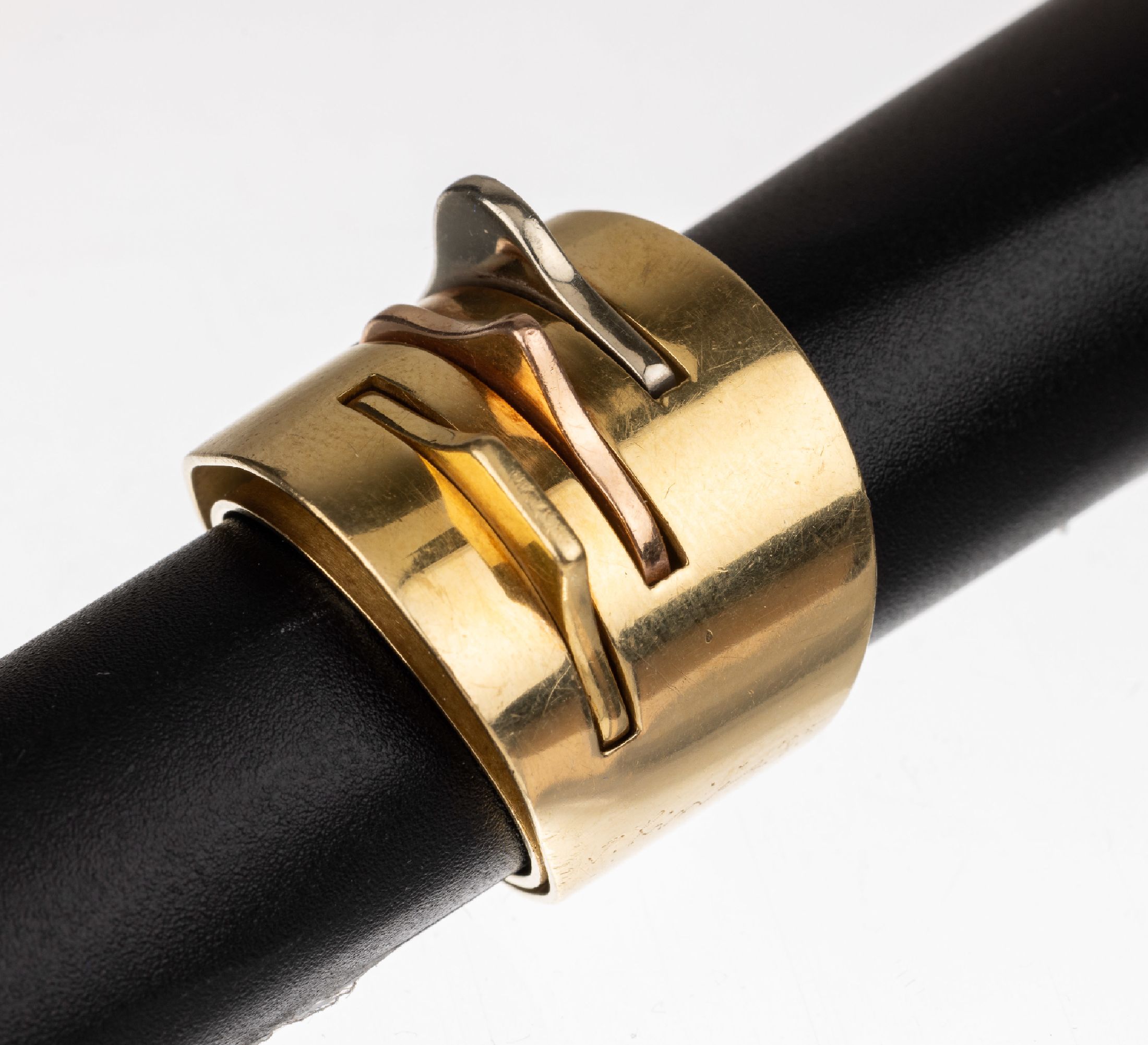 Ausgefallener 18 kt Gold Ring, GG/WG/RG 750/000, breite schlichte Ringschiene, mit erhabenen Ornamenten aus GG, WG und RG, RW 56,ca. 24.1 g