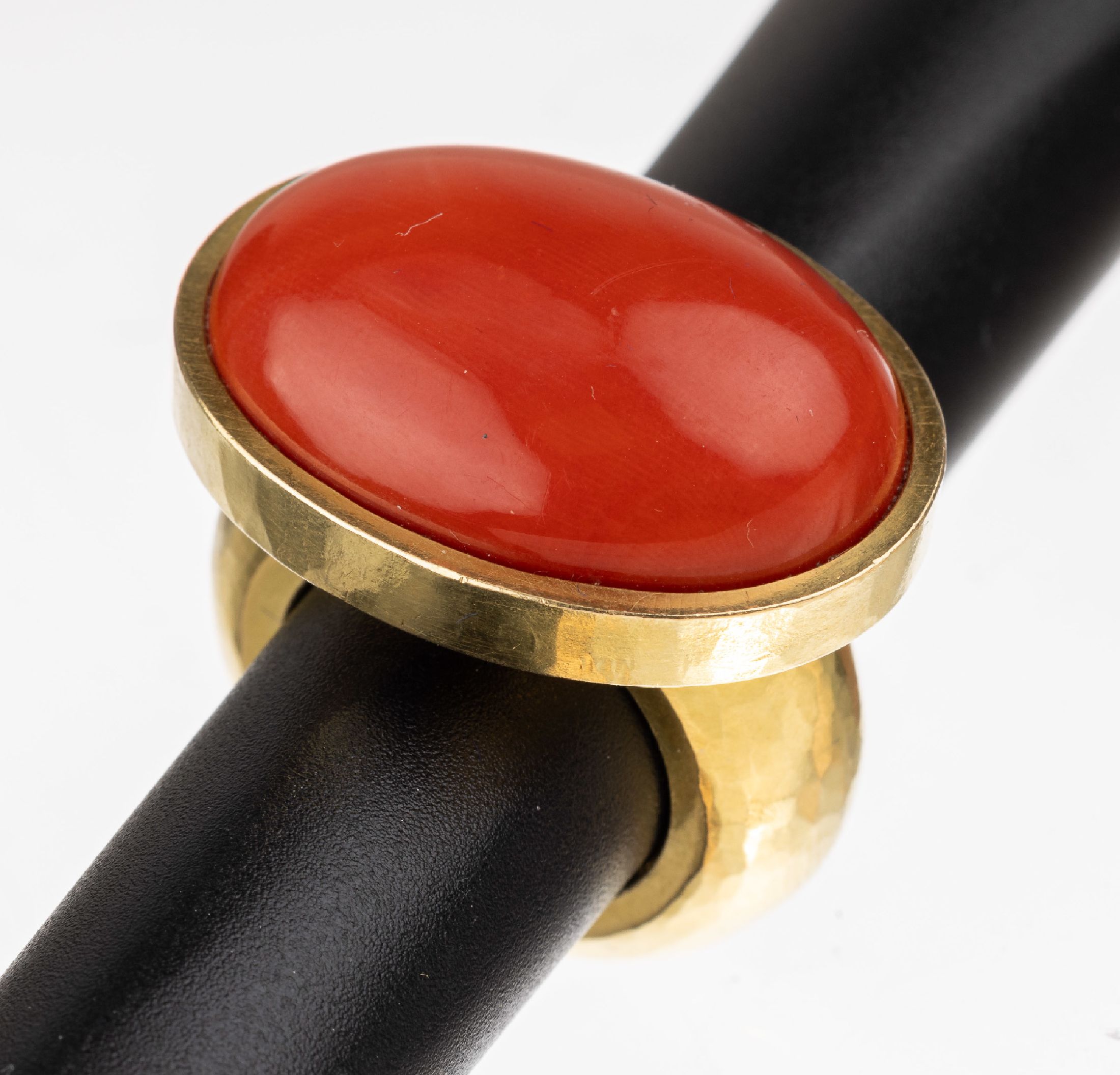 18 kt Gold Korallen-Ring, GG 750/000, schwere und massive Goldschmiedearbeit, Hammerschlagdekor, ovaler Korallen-Cabochon von schöner ...