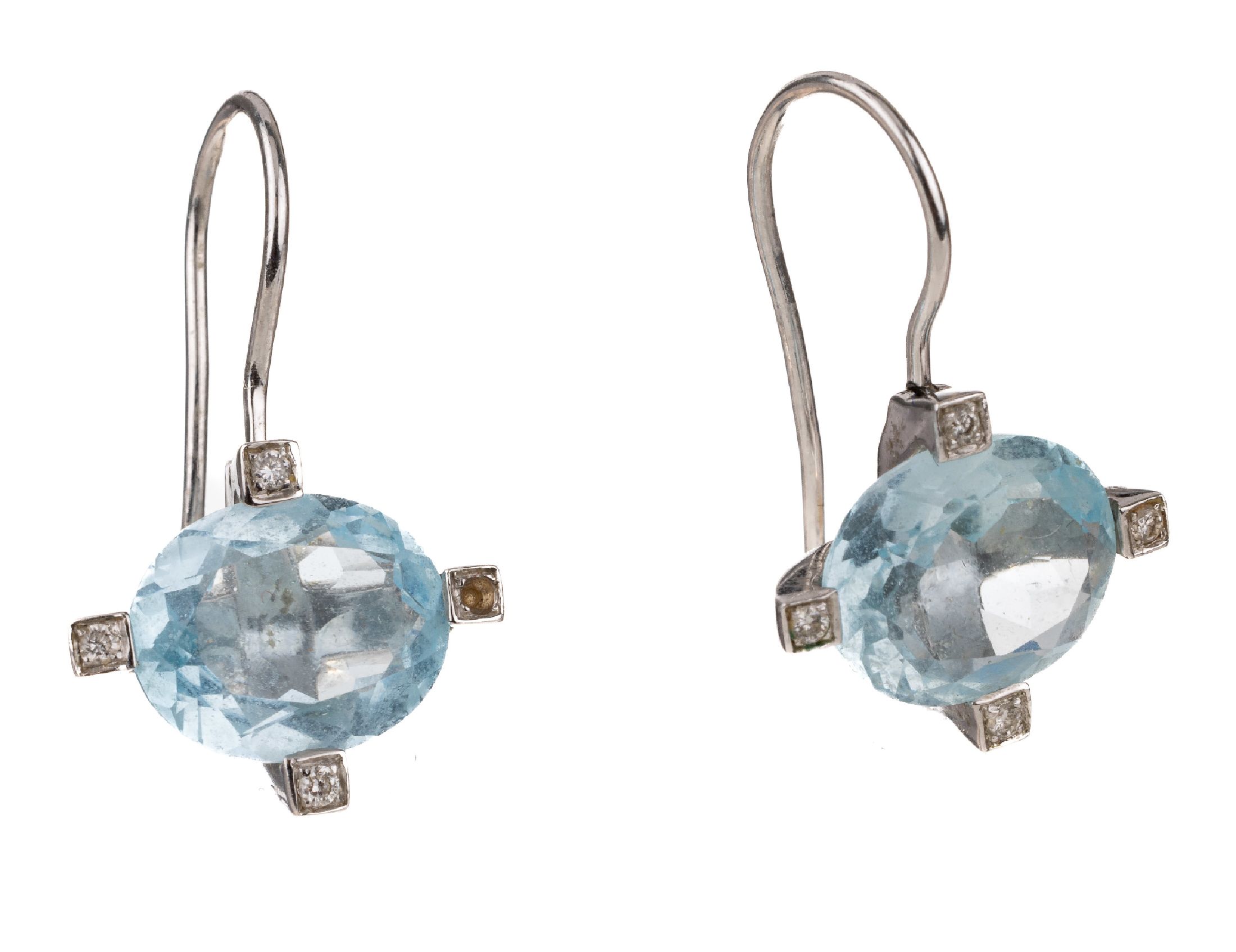 Paar 18 kt Gold Topas-Brillant-Ohrhänger, WG 750/000, 2 ovalfacett. Blautopase (beh.) zus. ca. 5.0 ct, 7 Brillanten zus. ca. 0.07 ct, Weiß/si-p (1 ...