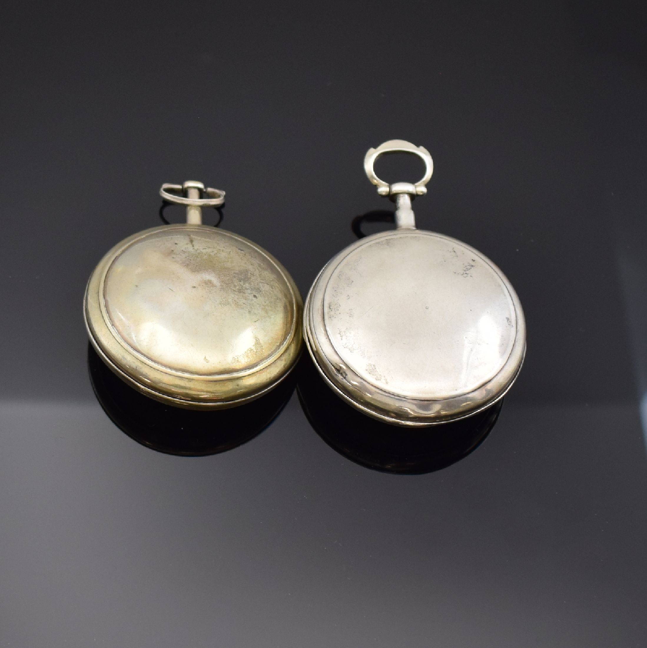 Detail a: 2 schweizer Spindeltaschenuhren in Silber, um 1800, glatte Geh. dell., 1 x Glas zu ers., Emailzifferbl. m. arab. Zahlen riss., Zeiger teilw. später, ...