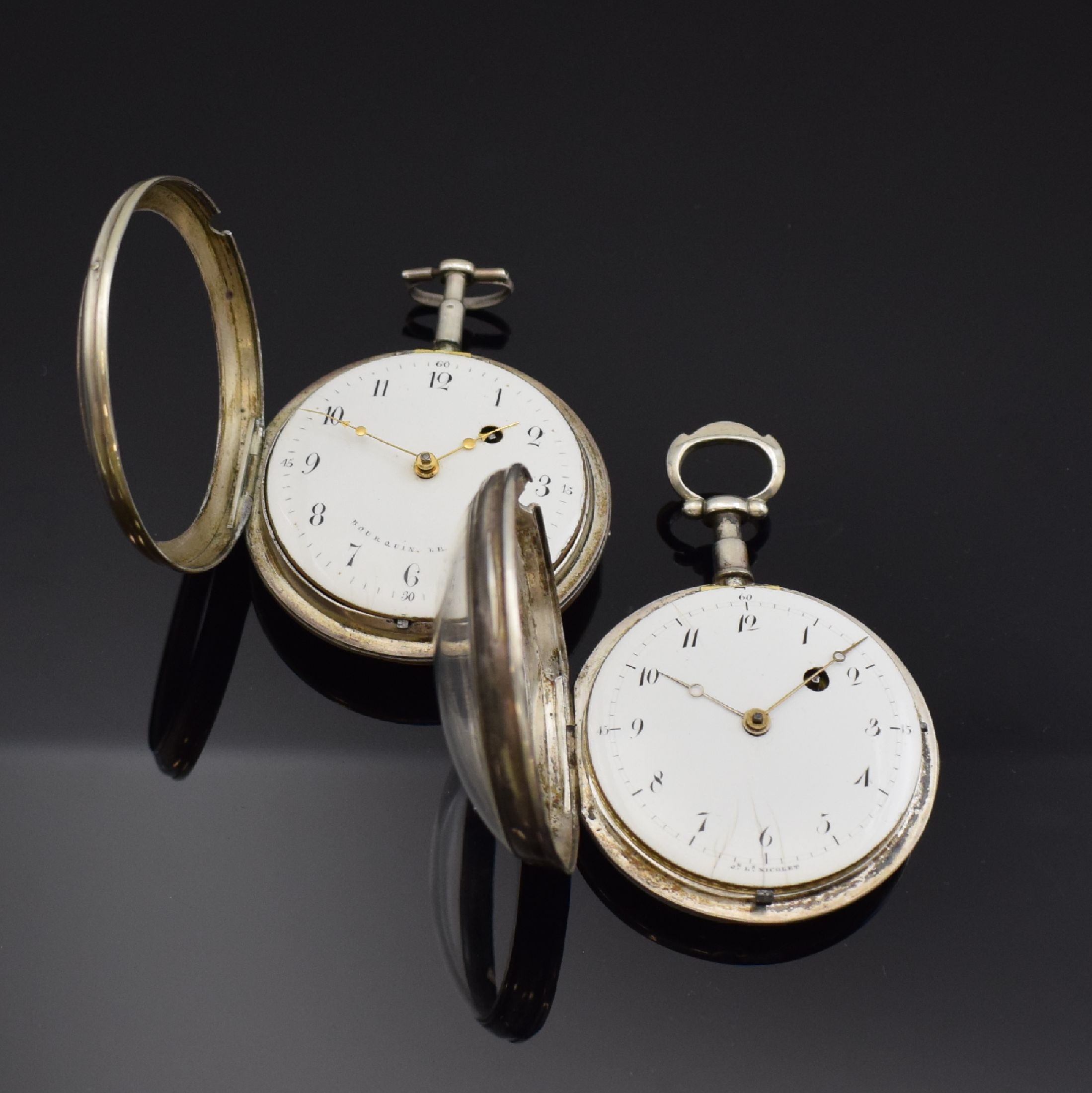 Detail b: 2 schweizer Spindeltaschenuhren in Silber, um 1800, glatte Geh. dell., 1 x Glas zu ers., Emailzifferbl. m. arab. Zahlen riss., Zeiger teilw. später, ...