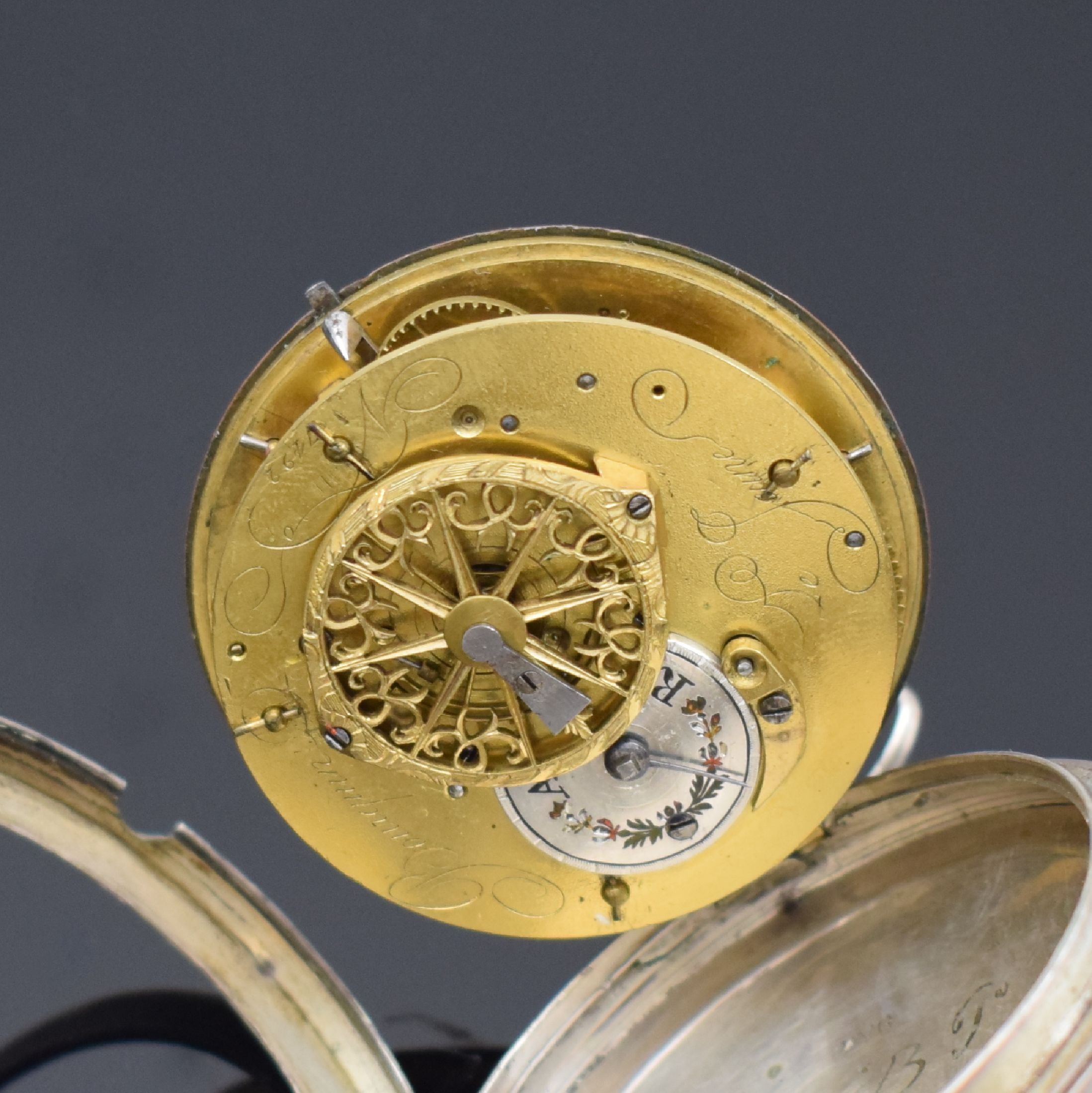 Detail d: 2 schweizer Spindeltaschenuhren in Silber, um 1800, glatte Geh. dell., 1 x Glas zu ers., Emailzifferbl. m. arab. Zahlen riss., Zeiger teilw. später, ...
