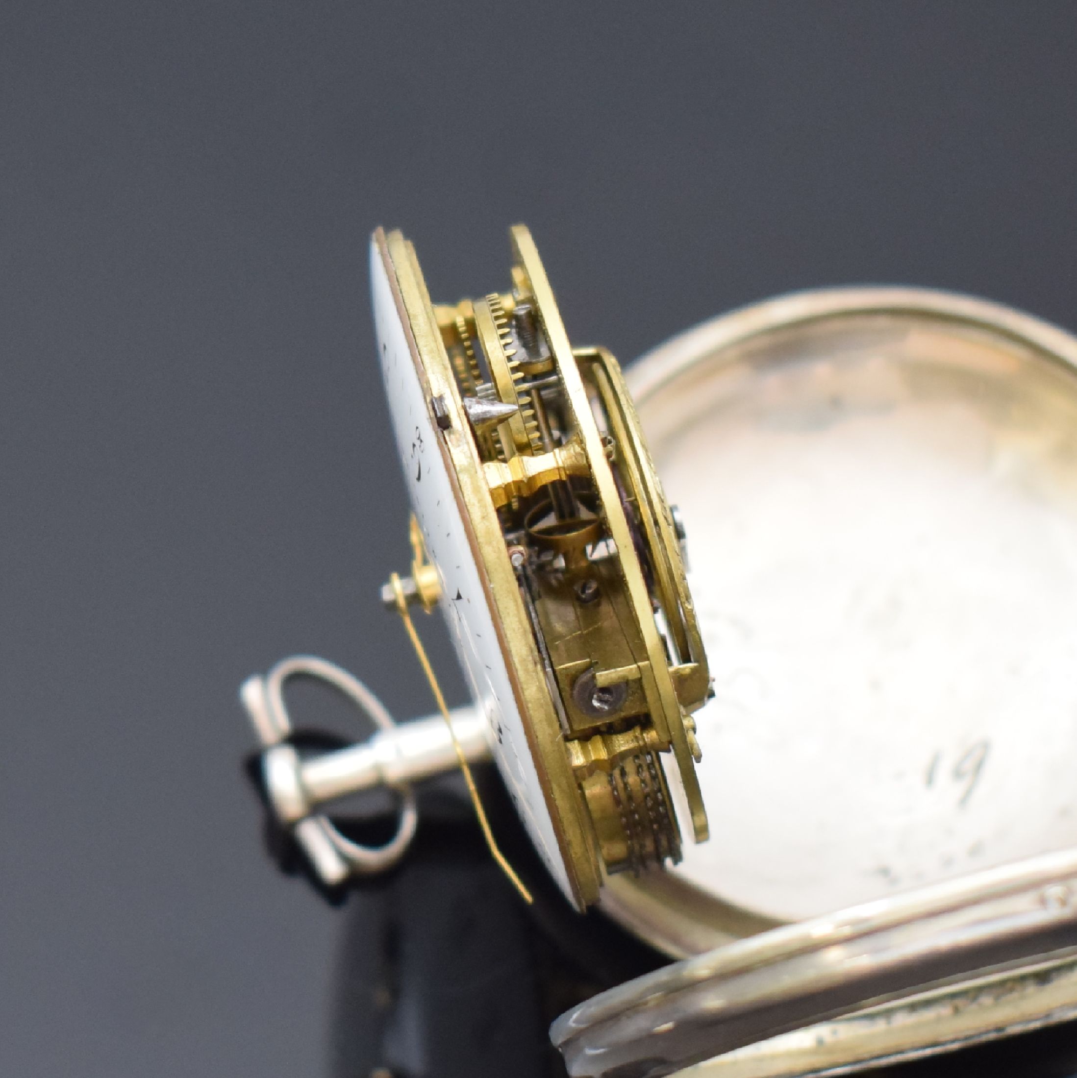 Detail e: 2 schweizer Spindeltaschenuhren in Silber, um 1800, glatte Geh. dell., 1 x Glas zu ers., Emailzifferbl. m. arab. Zahlen riss., Zeiger teilw. später, ...