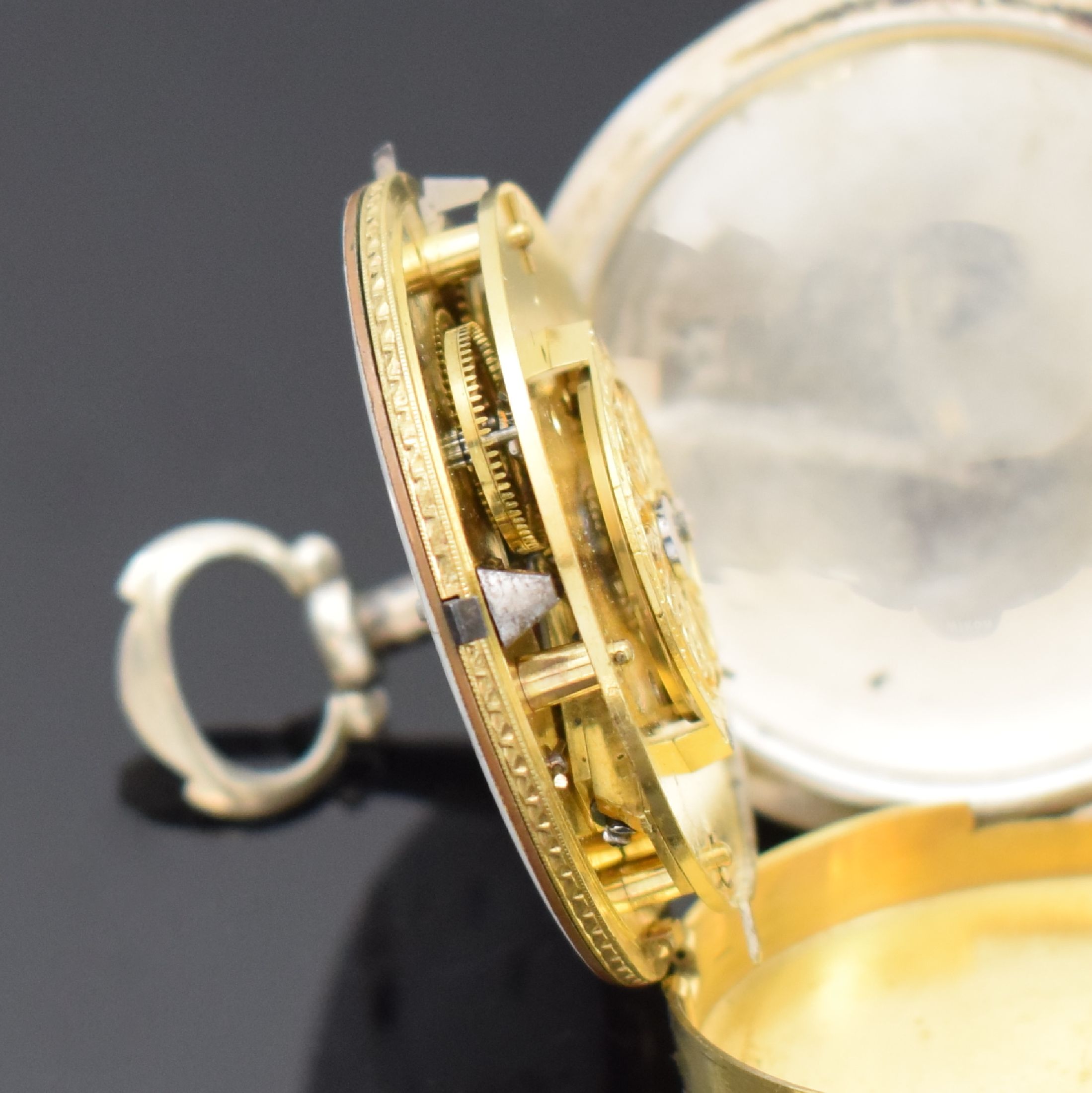 Detail h: 2 schweizer Spindeltaschenuhren in Silber, um 1800, glatte Geh. dell., 1 x Glas zu ers., Emailzifferbl. m. arab. Zahlen riss., Zeiger teilw. später, ...