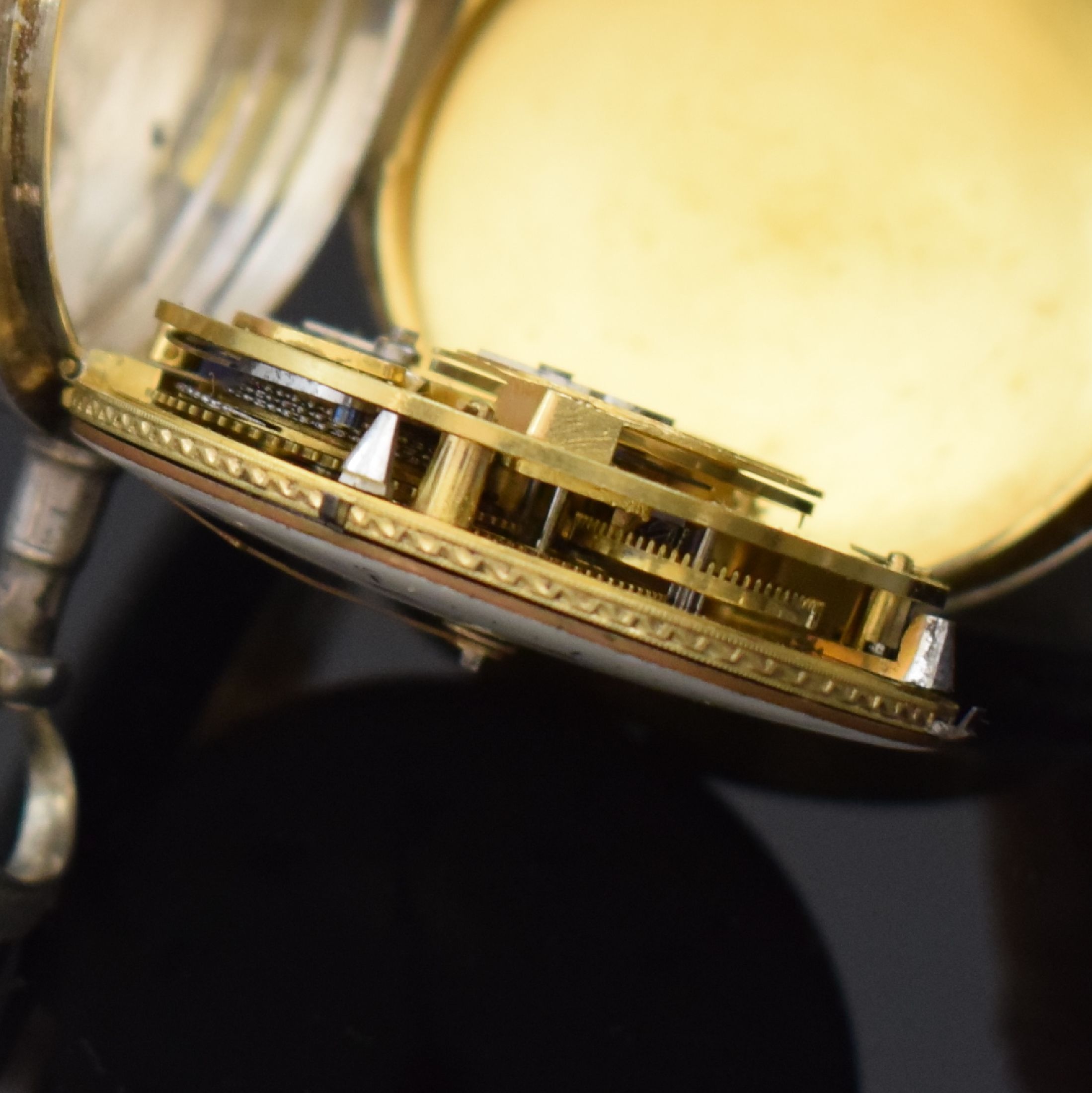 Detail i: 2 schweizer Spindeltaschenuhren in Silber, um 1800, glatte Geh. dell., 1 x Glas zu ers., Emailzifferbl. m. arab. Zahlen riss., Zeiger teilw. später, ...