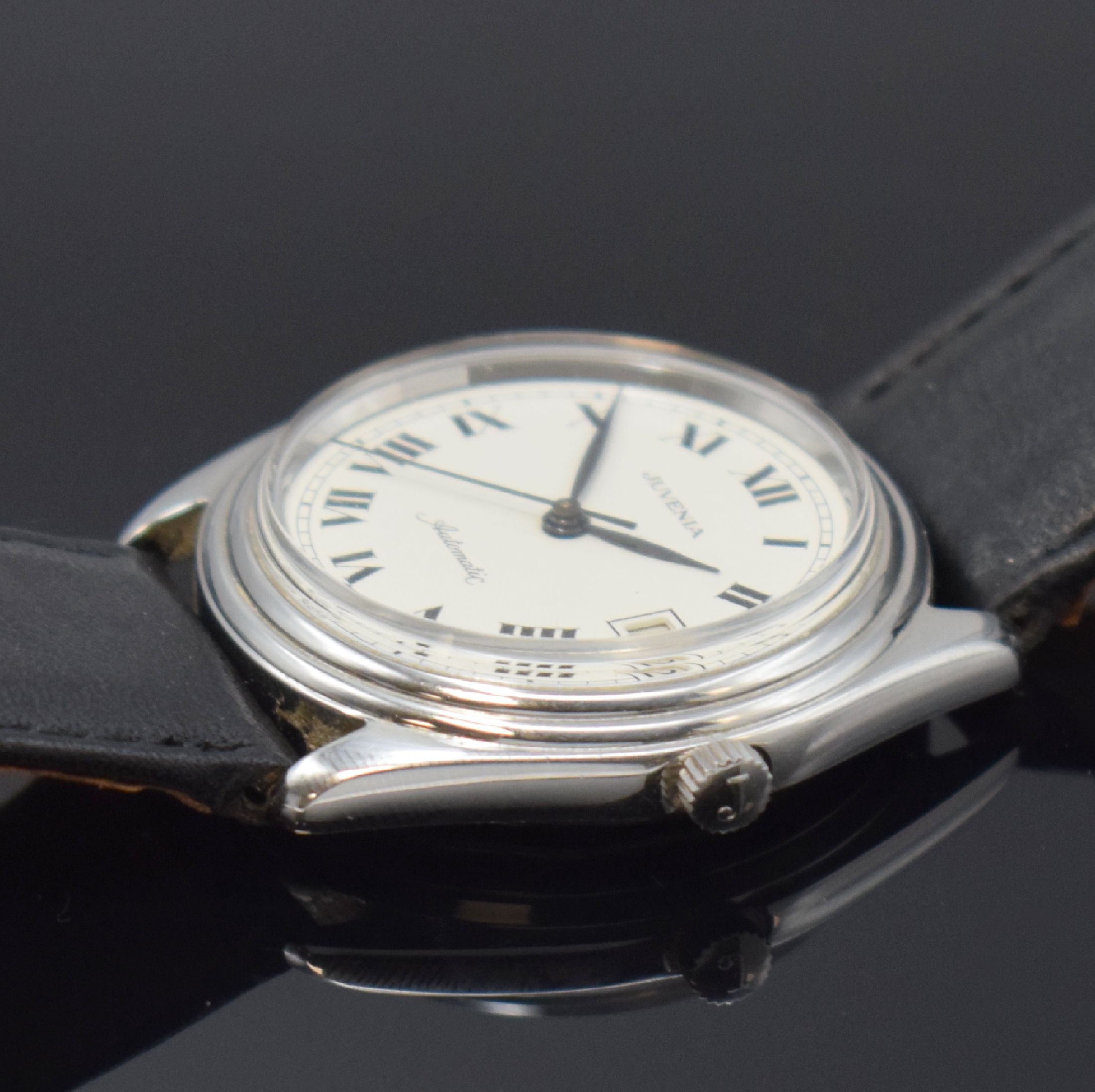 Detail b: JUVENIA Armbanduhr in Stahl, Schweiz um 1965, Boden verschr., cremefarb. Zifferbl. m. röm. Std., geschw. Zeiger, Datum bei 3, vern. Werk Kal. MFG ...