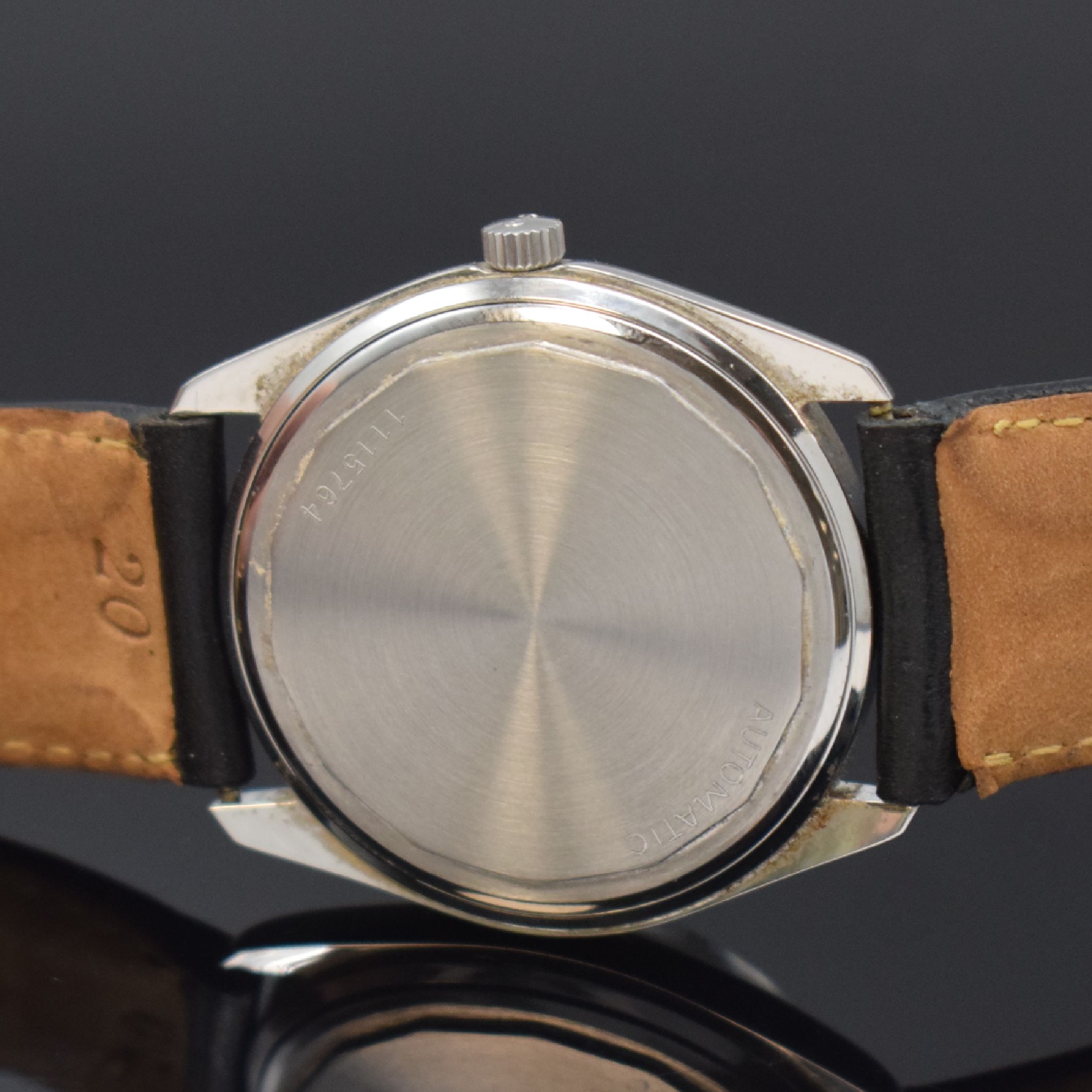 Detail c: JUVENIA Armbanduhr in Stahl, Schweiz um 1965, Boden verschr., cremefarb. Zifferbl. m. röm. Std., geschw. Zeiger, Datum bei 3, vern. Werk Kal. MFG ...