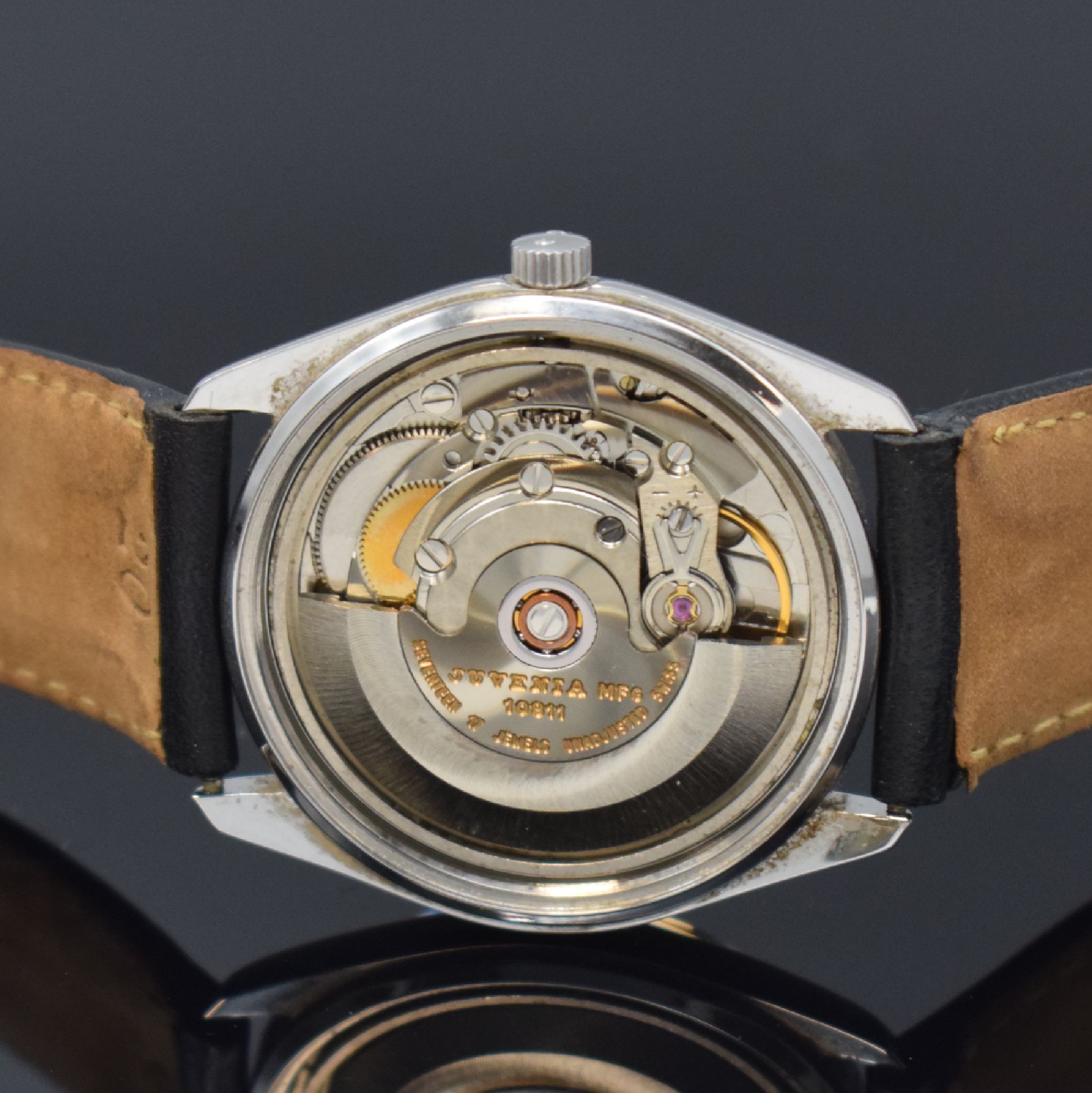 Detail d: JUVENIA Armbanduhr in Stahl, Schweiz um 1965, Boden verschr., cremefarb. Zifferbl. m. röm. Std., geschw. Zeiger, Datum bei 3, vern. Werk Kal. MFG ...