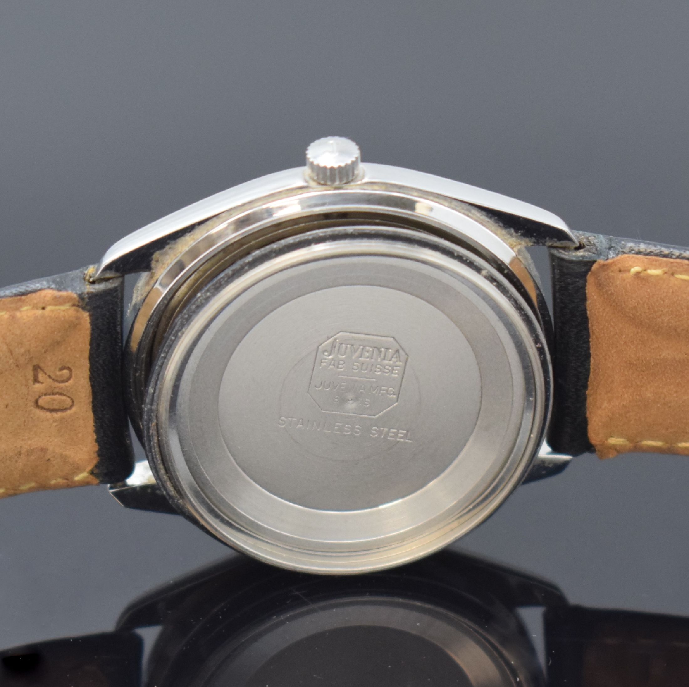 Detail f: JUVENIA Armbanduhr in Stahl, Schweiz um 1965, Boden verschr., cremefarb. Zifferbl. m. röm. Std., geschw. Zeiger, Datum bei 3, vern. Werk Kal. MFG ...