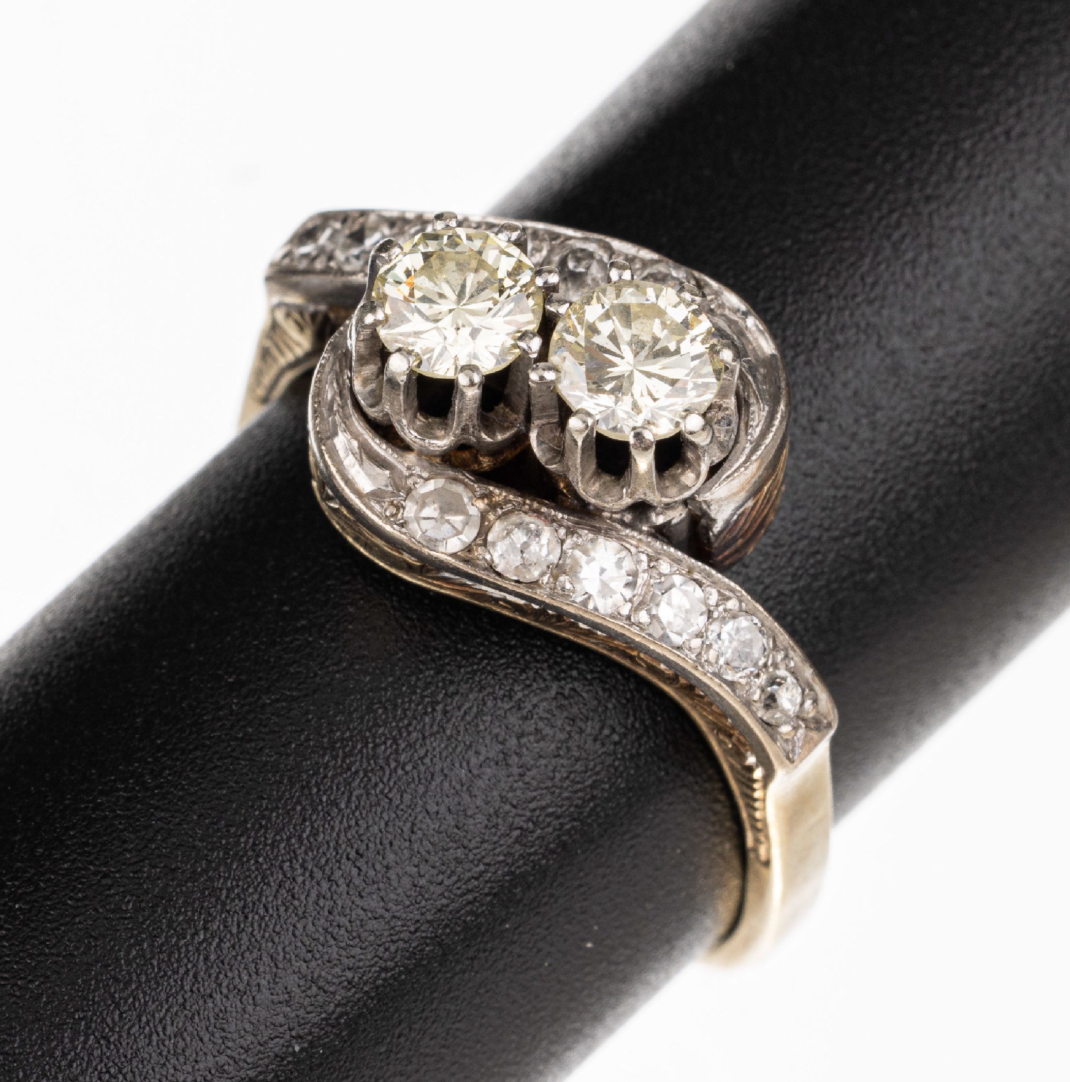 14 kt Gold Diamant-Ring, 1930er Jahre, GG/WG 585/000, 2 erhaben gefasste Brillanten zus. ca. 0.65 ct l. get./yellow/si, seitl. 12 Altschliff- und ...