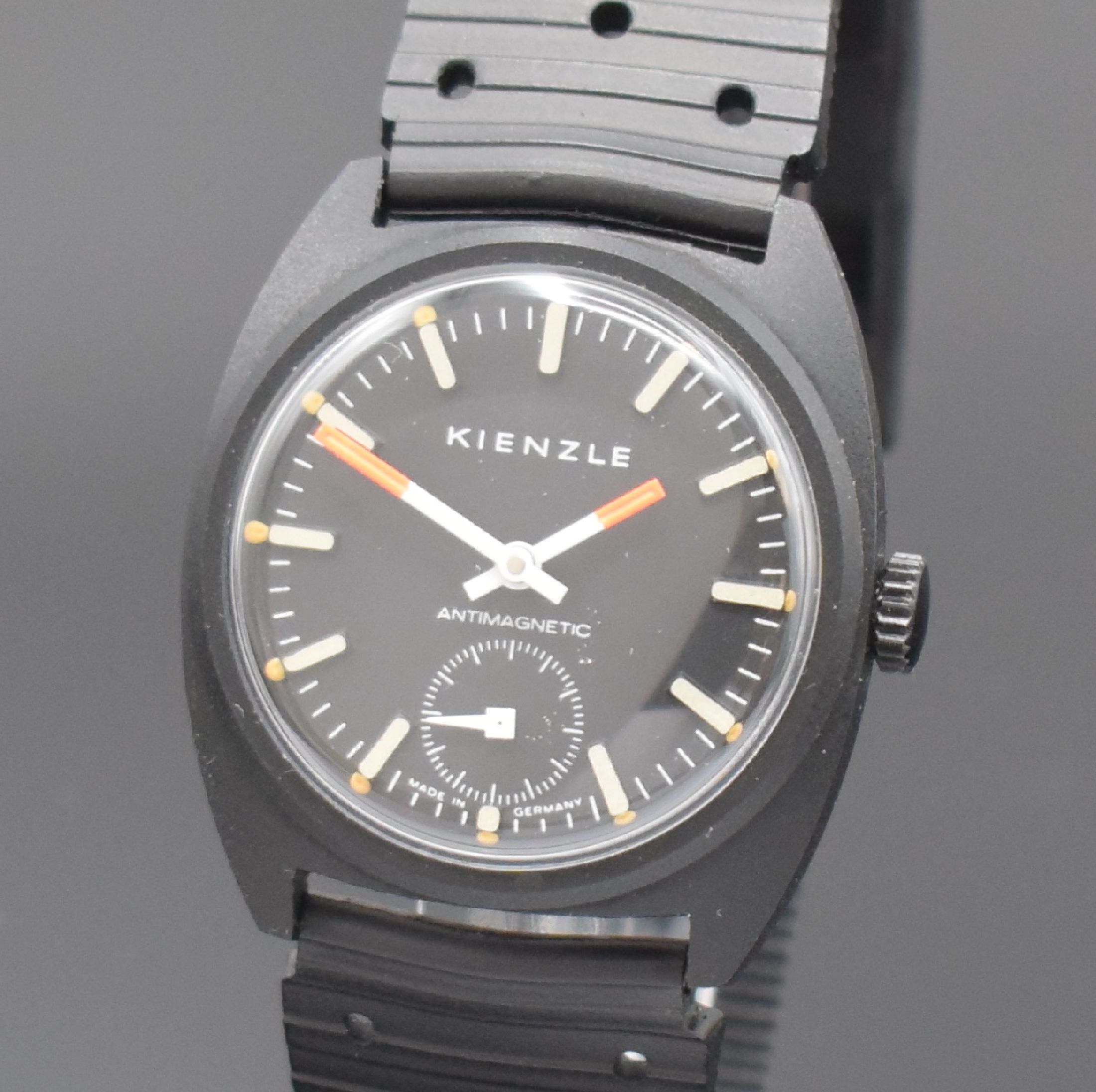 Detail a: KIENZLE 2 sportliche, nahezu neuwertige Armbanduhren in geschwärzten Gehäusen, beide Handaufzug, Deutschland um 1970, 1 x verschr. und 1 x aufgedr. ...