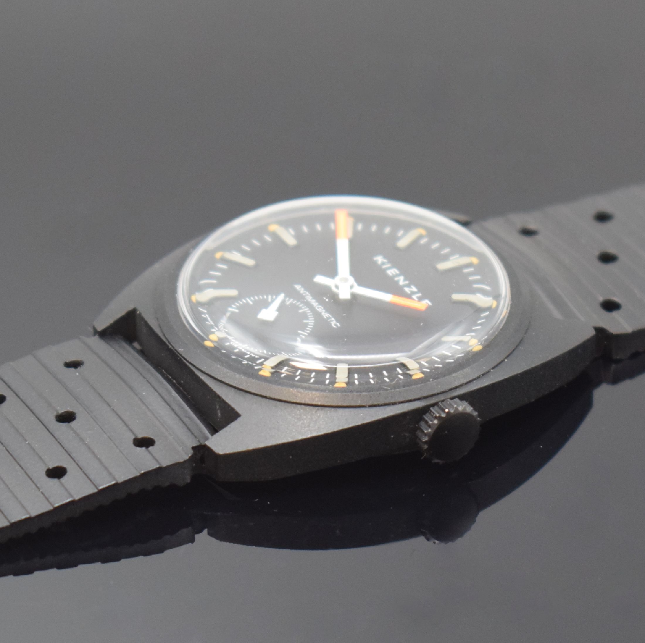 Detail b: KIENZLE 2 sportliche, nahezu neuwertige Armbanduhren in geschwärzten Gehäusen, beide Handaufzug, Deutschland um 1970, 1 x verschr. und 1 x aufgedr. ...