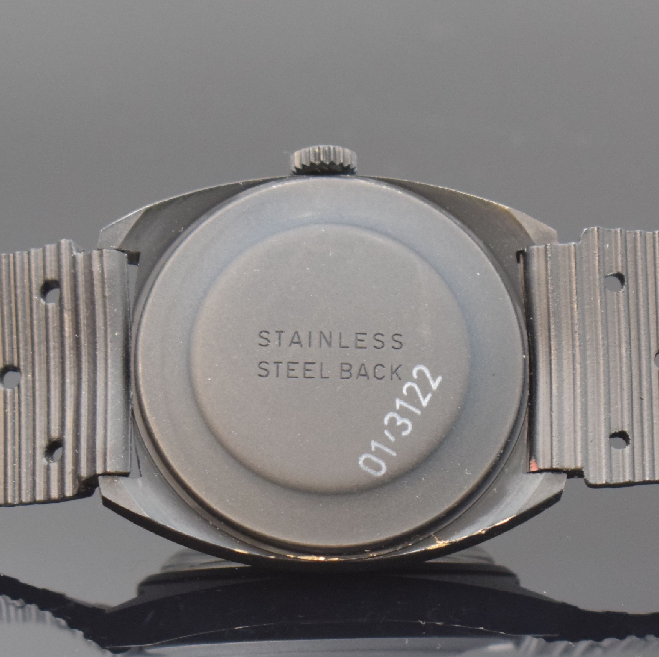 Detail c: KIENZLE 2 sportliche, nahezu neuwertige Armbanduhren in geschwärzten Gehäusen, beide Handaufzug, Deutschland um 1970, 1 x verschr. und 1 x aufgedr. ...