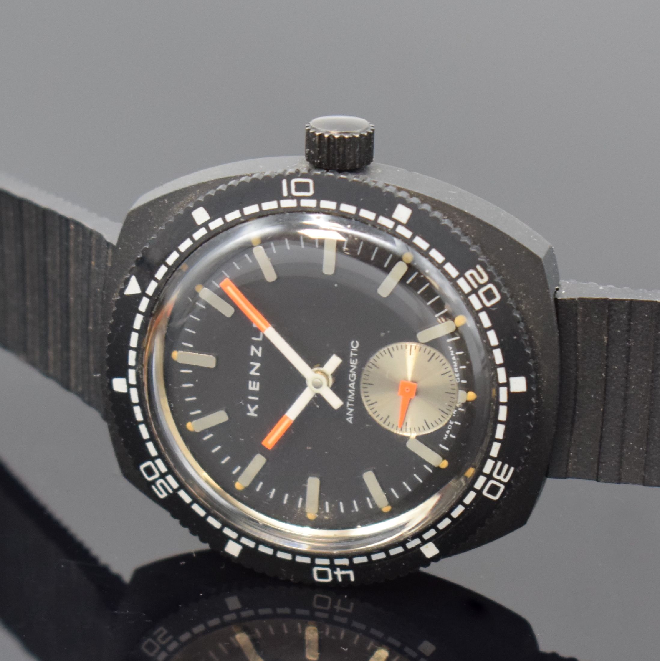 Detail d: KIENZLE 2 sportliche, nahezu neuwertige Armbanduhren in geschwärzten Gehäusen, beide Handaufzug, Deutschland um 1970, 1 x verschr. und 1 x aufgedr. ...