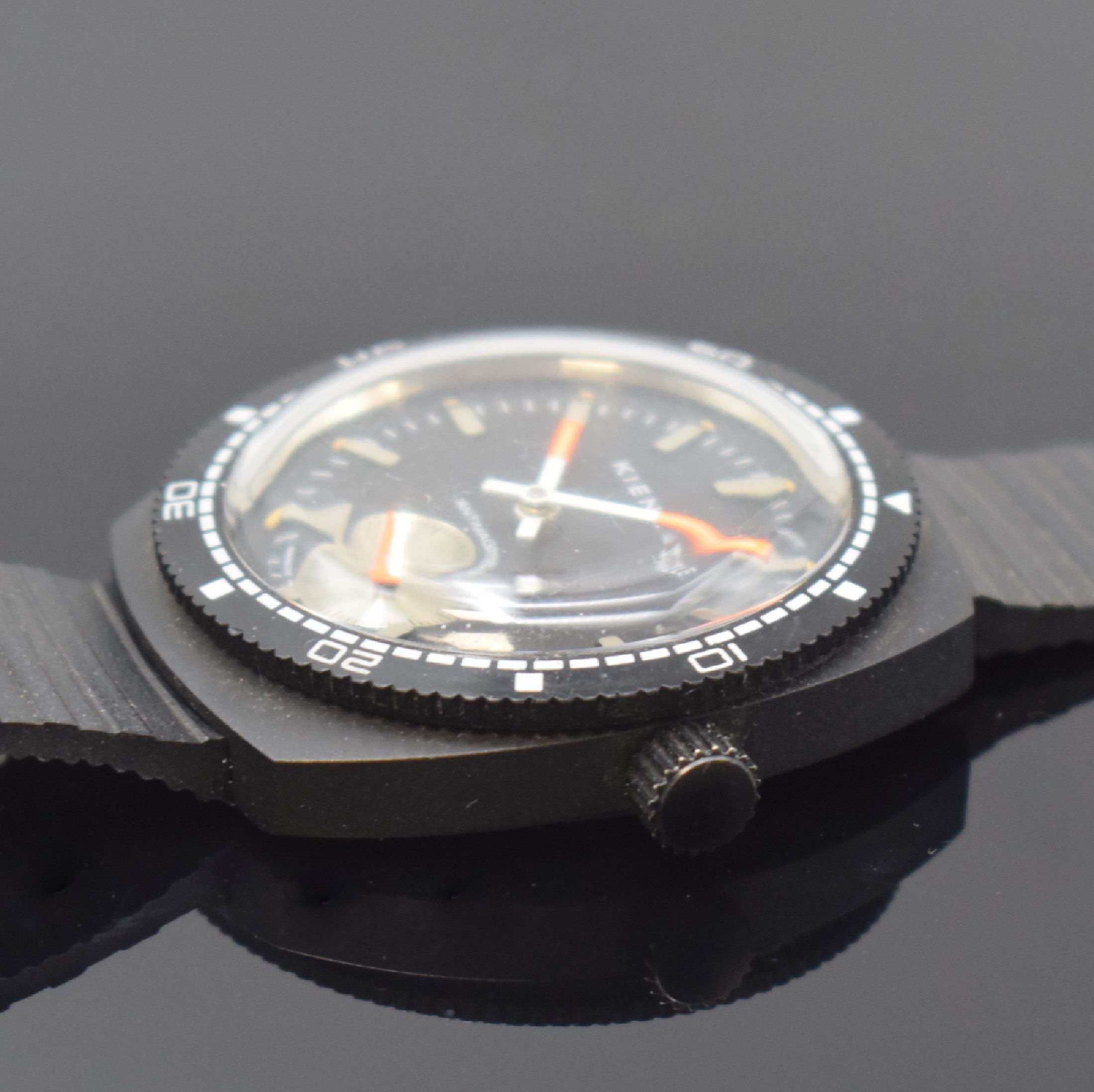 Detail e: KIENZLE 2 sportliche, nahezu neuwertige Armbanduhren in geschwärzten Gehäusen, beide Handaufzug, Deutschland um 1970, 1 x verschr. und 1 x aufgedr. ...