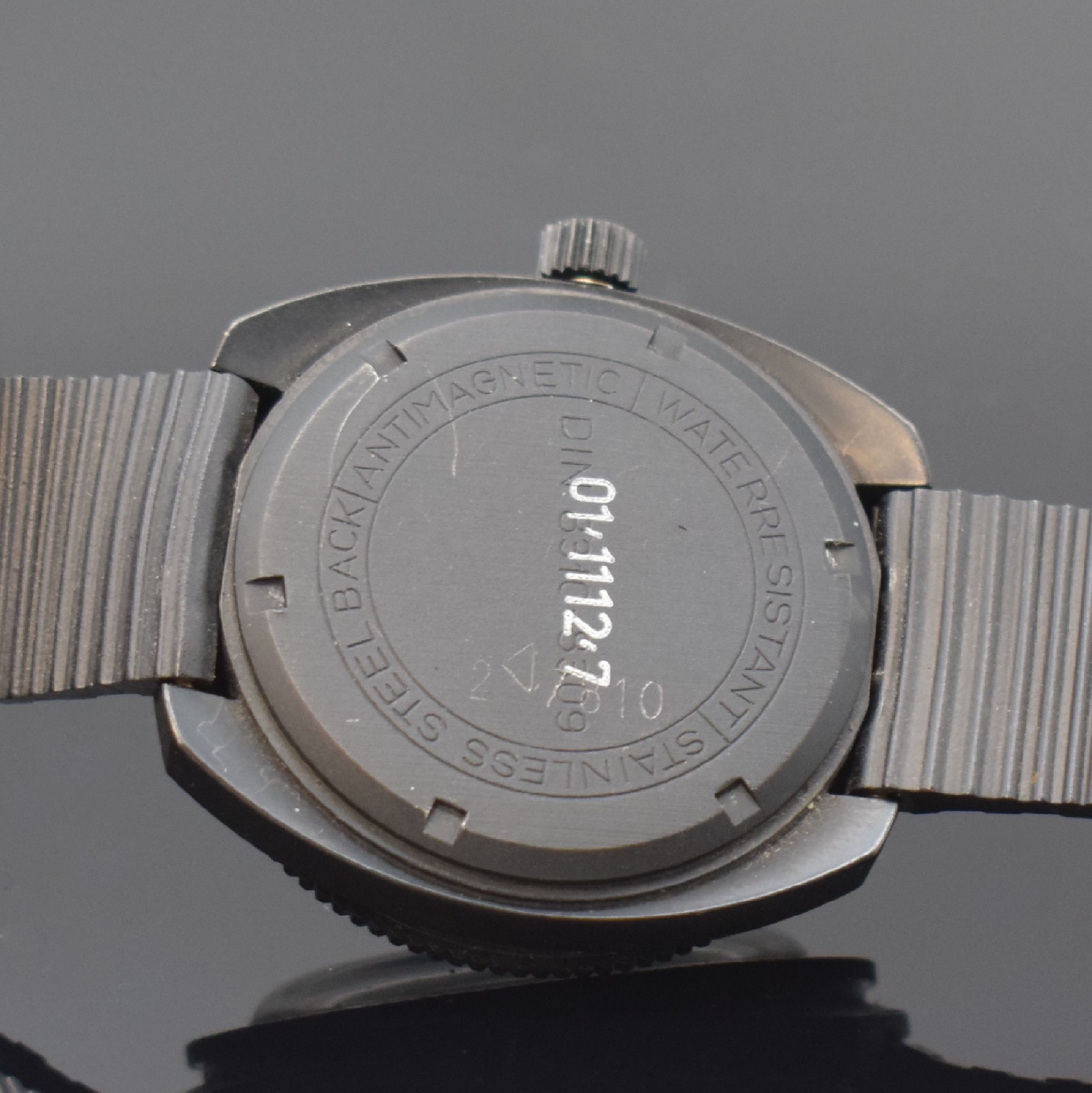 Detail f: KIENZLE 2 sportliche, nahezu neuwertige Armbanduhren in geschwärzten Gehäusen, beide Handaufzug, Deutschland um 1970, 1 x verschr. und 1 x aufgedr. ...