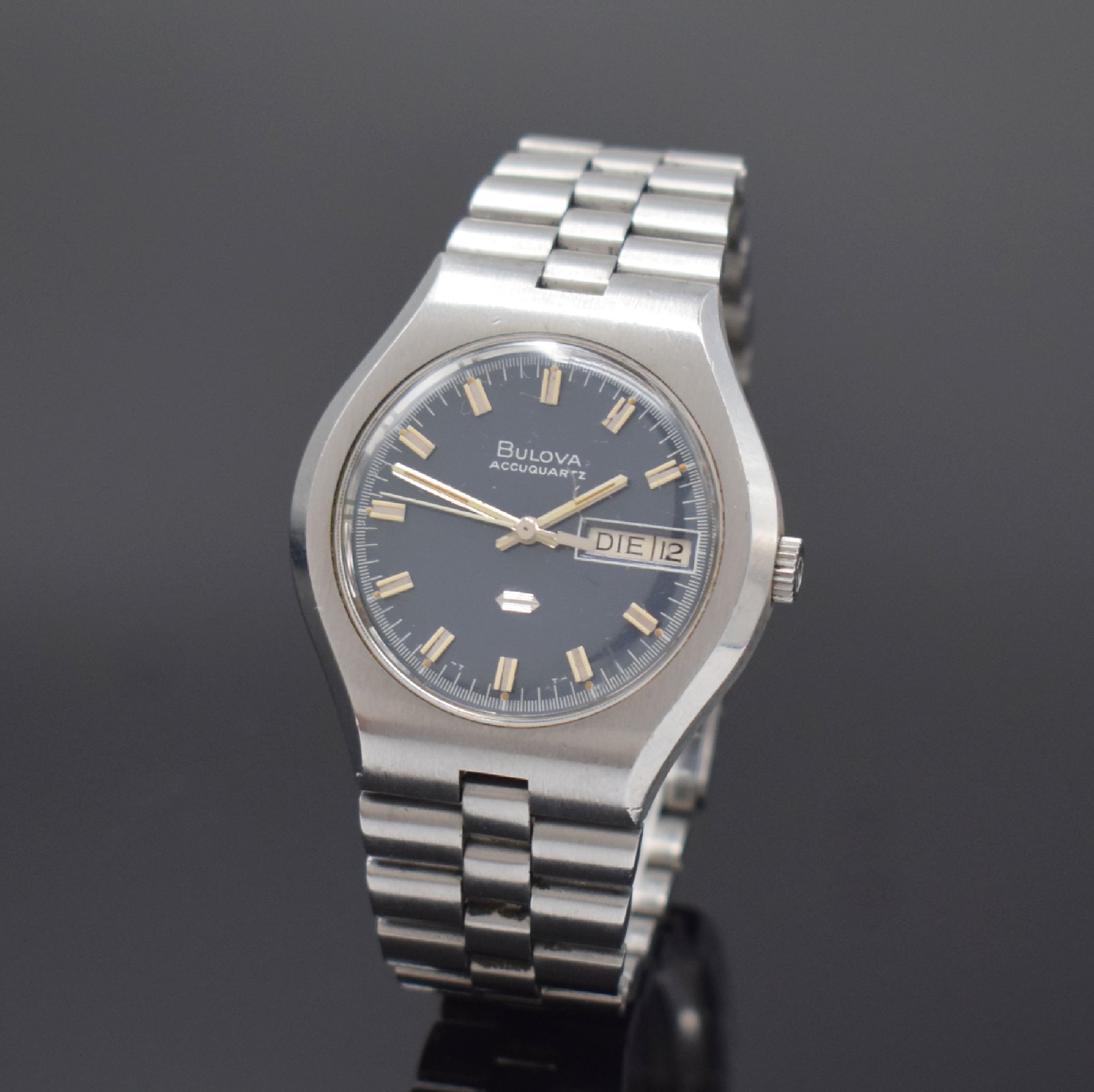 BULOVA Accuquartz Stimmgabel-Armbanduhr in Stahl/Stahlband, Schweiz um 1970, Boden verschr., integr. orig. Band m. Faltschl., blaues Tritiumzifferbl. ...