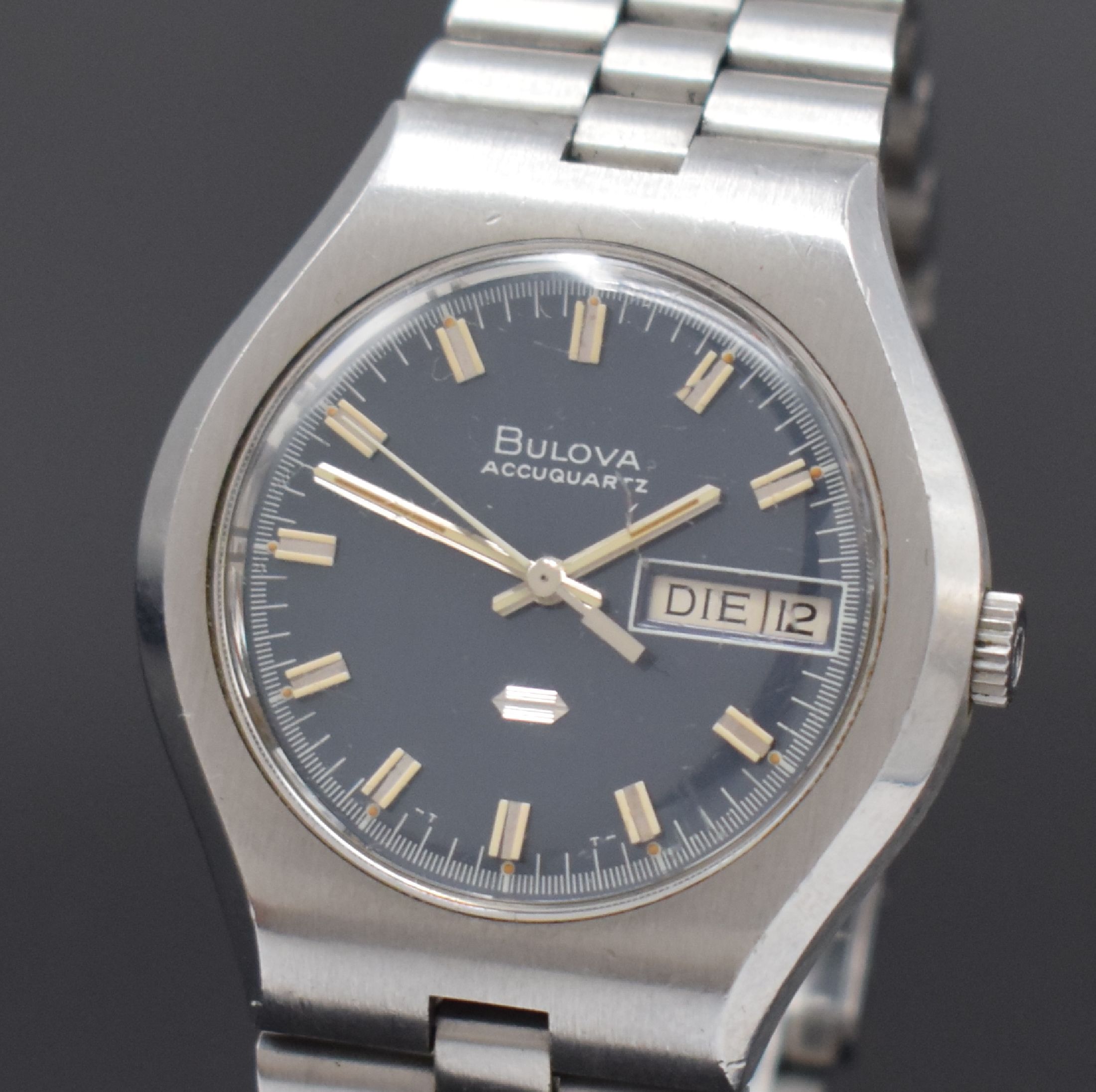 Detail a: BULOVA Accuquartz Stimmgabel-Armbanduhr in Stahl/Stahlband, Schweiz um 1970, Boden verschr., integr. orig. Band m. Faltschl., blaues Tritiumzifferbl. ...