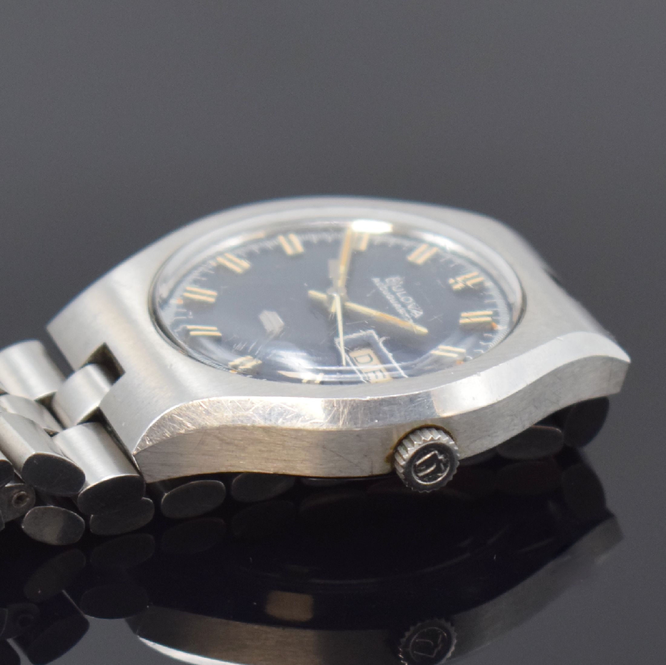 Detail c: BULOVA Accuquartz Stimmgabel-Armbanduhr in Stahl/Stahlband, Schweiz um 1970, Boden verschr., integr. orig. Band m. Faltschl., blaues Tritiumzifferbl. ...