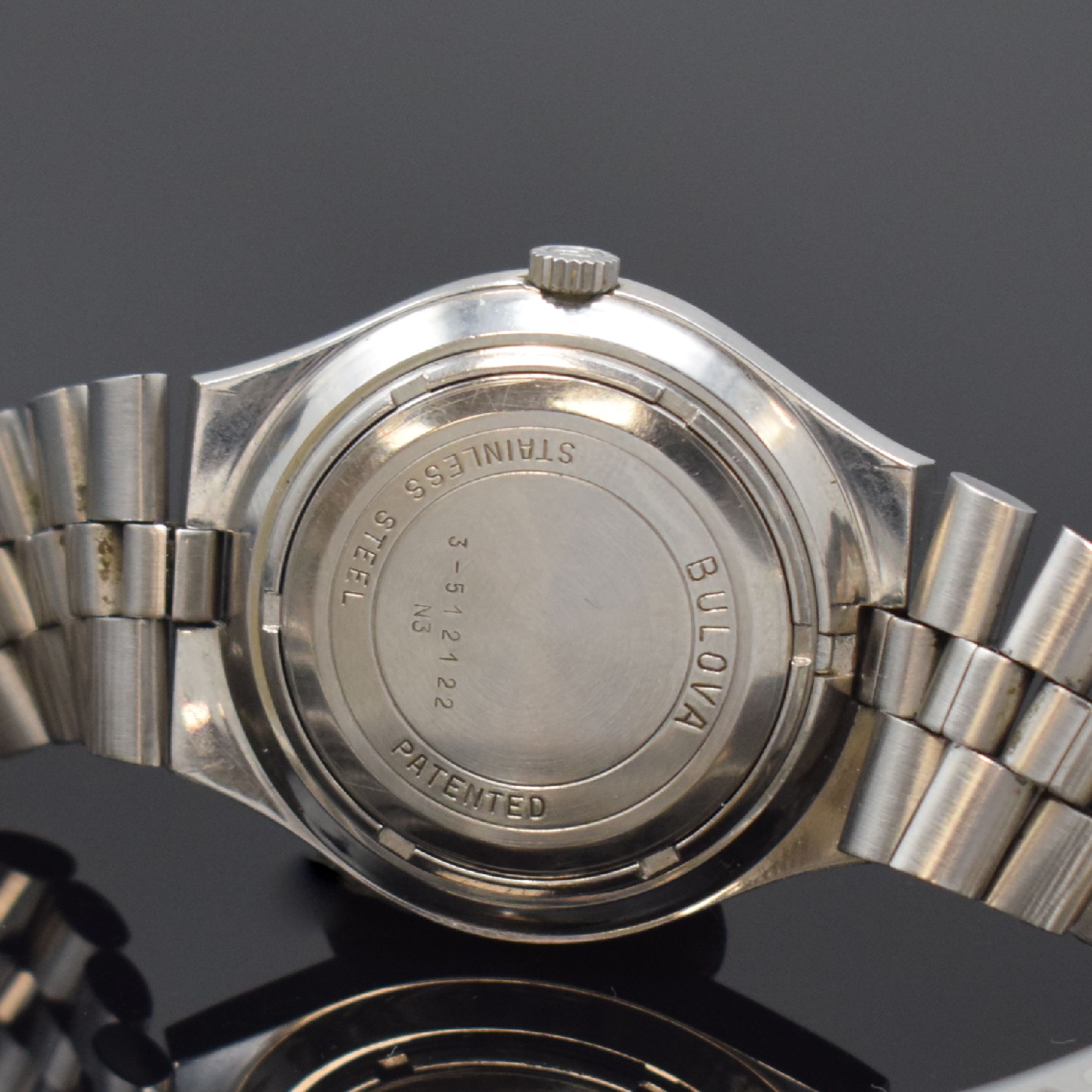 Detail d: BULOVA Accuquartz Stimmgabel-Armbanduhr in Stahl/Stahlband, Schweiz um 1970, Boden verschr., integr. orig. Band m. Faltschl., blaues Tritiumzifferbl. ...