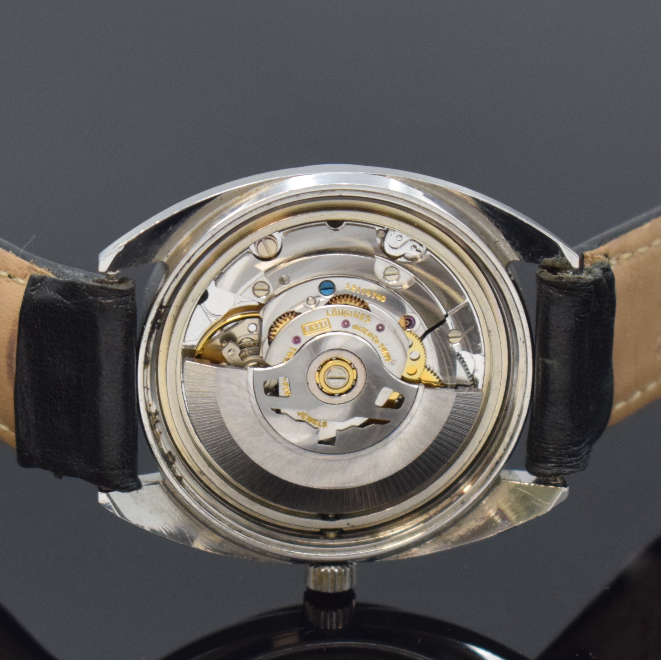 Detail e: LONGINES Conquest Herrenarmbanduhr in Stahl Referenz 1573 1 633, Automatik, Schweiz um 1972, verschr. Boden, orig. Krone, silb. Zifferbl. m. aufgel. ...