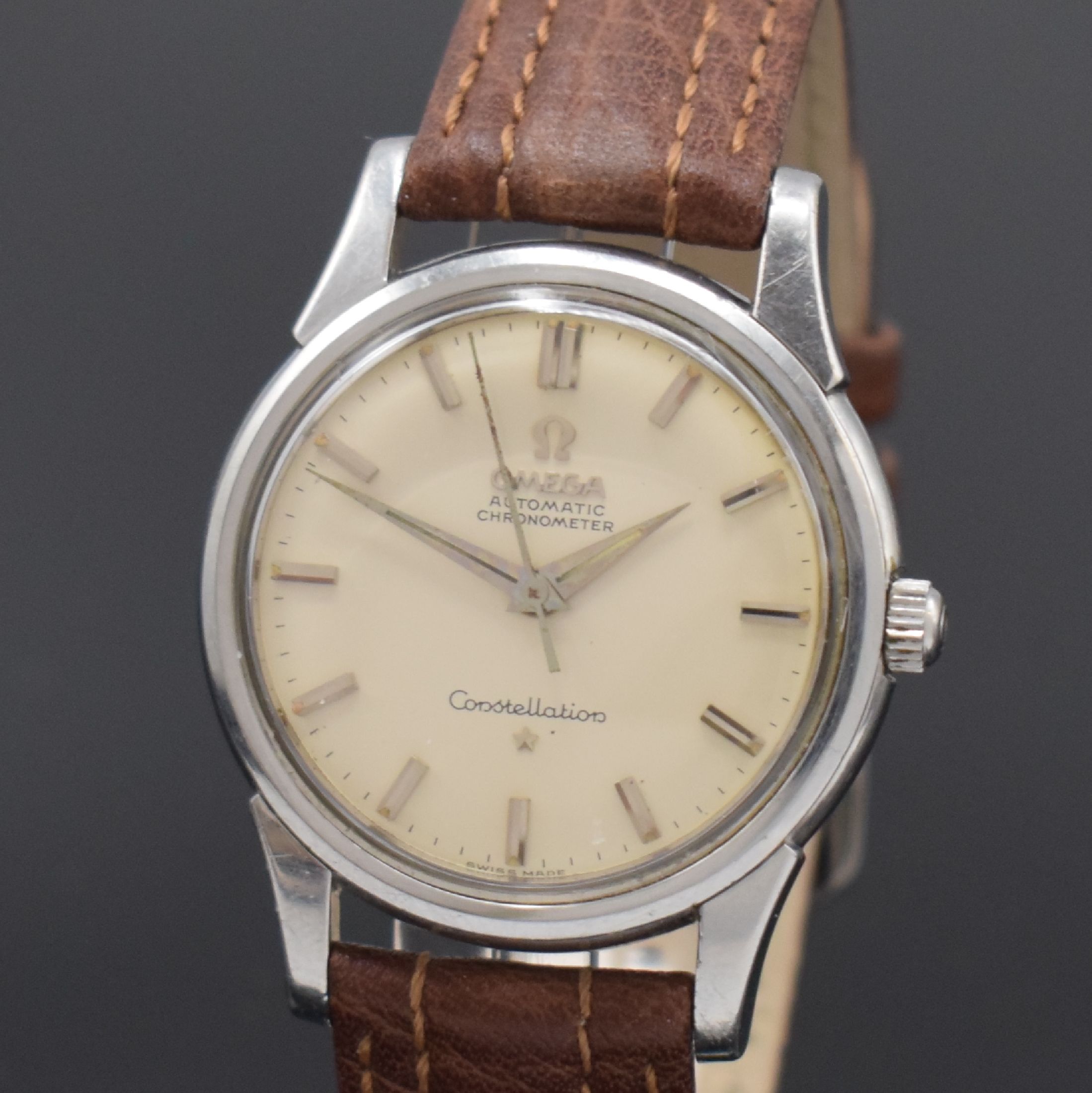 Detail a: OMEGA Constellation Armbandchronometer in Stahl Referenz 14381/11SC, Automatik, Schweiz um 1961, verschr. Boden m. zentraler Sternwarten-Goldplakette ...