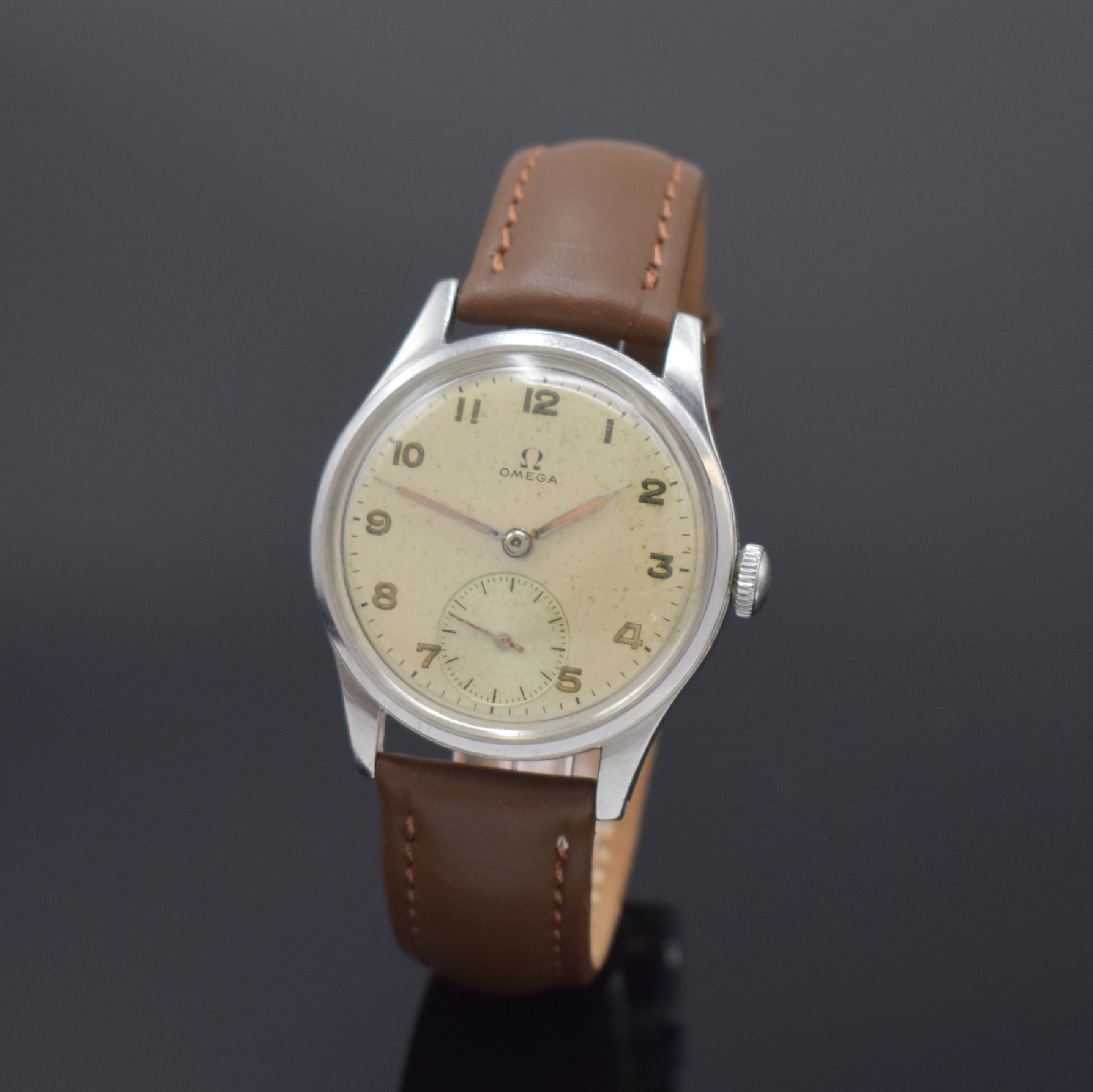 OMEGA 30T2 Herrenarmbanduhr Referenz 2383 in Stahl, Handaufzug, Schweiz um 1947, Boden verschr., silb. Zifferbl. m. arab. Leuchtzahlen gleichmäßig ...
