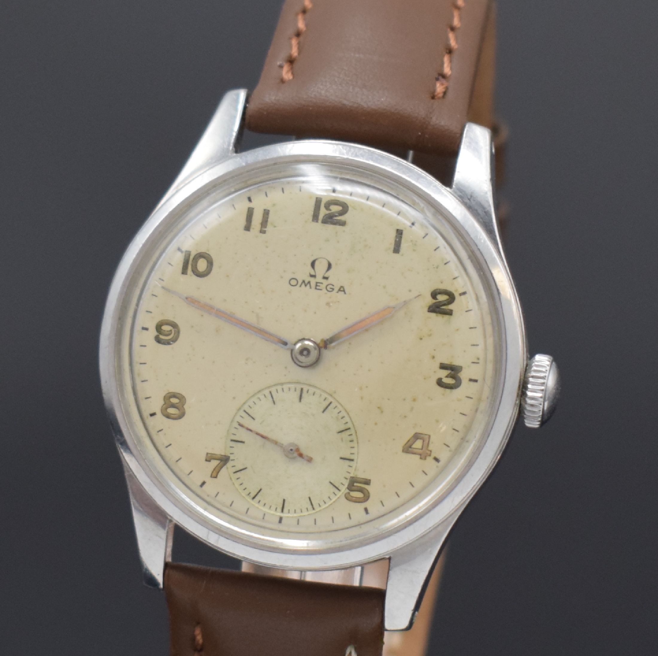 Detail a: OMEGA 30T2 Herrenarmbanduhr Referenz 2383 in Stahl, Handaufzug, Schweiz um 1947, Boden verschr., silb. Zifferbl. m. arab. Leuchtzahlen gleichmäßig ...
