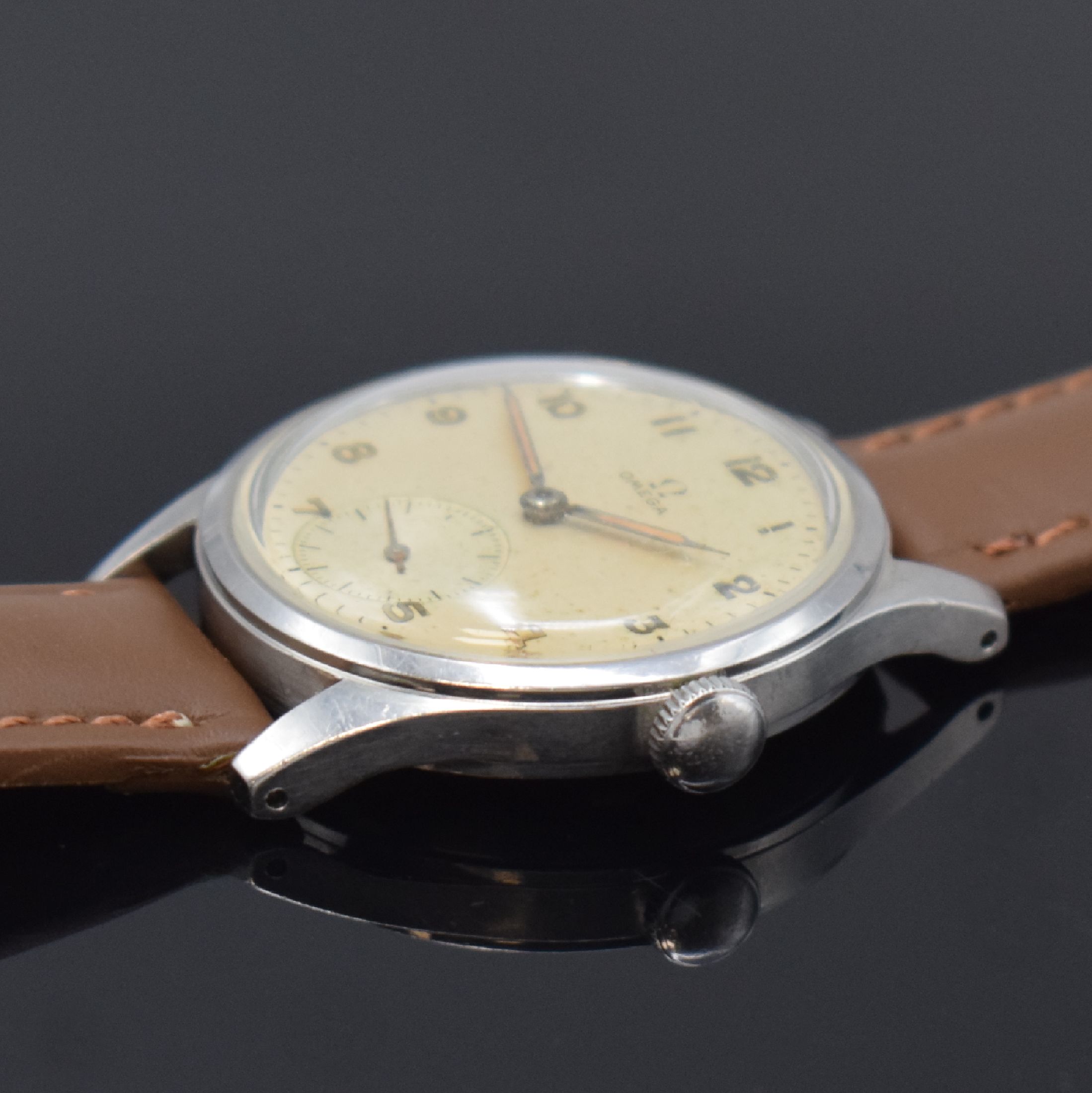 Detail b: OMEGA 30T2 Herrenarmbanduhr Referenz 2383 in Stahl, Handaufzug, Schweiz um 1947, Boden verschr., silb. Zifferbl. m. arab. Leuchtzahlen gleichmäßig ...