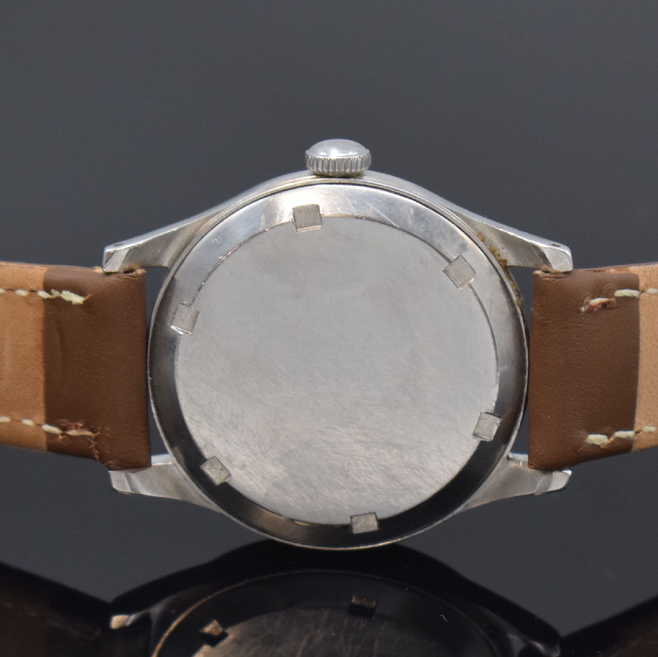 Detail c: OMEGA 30T2 Herrenarmbanduhr Referenz 2383 in Stahl, Handaufzug, Schweiz um 1947, Boden verschr., silb. Zifferbl. m. arab. Leuchtzahlen gleichmäßig ...