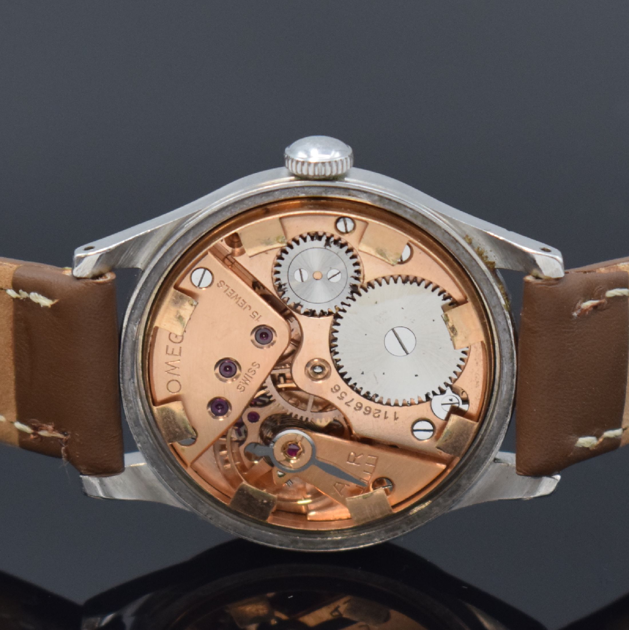 Detail d: OMEGA 30T2 Herrenarmbanduhr Referenz 2383 in Stahl, Handaufzug, Schweiz um 1947, Boden verschr., silb. Zifferbl. m. arab. Leuchtzahlen gleichmäßig ...