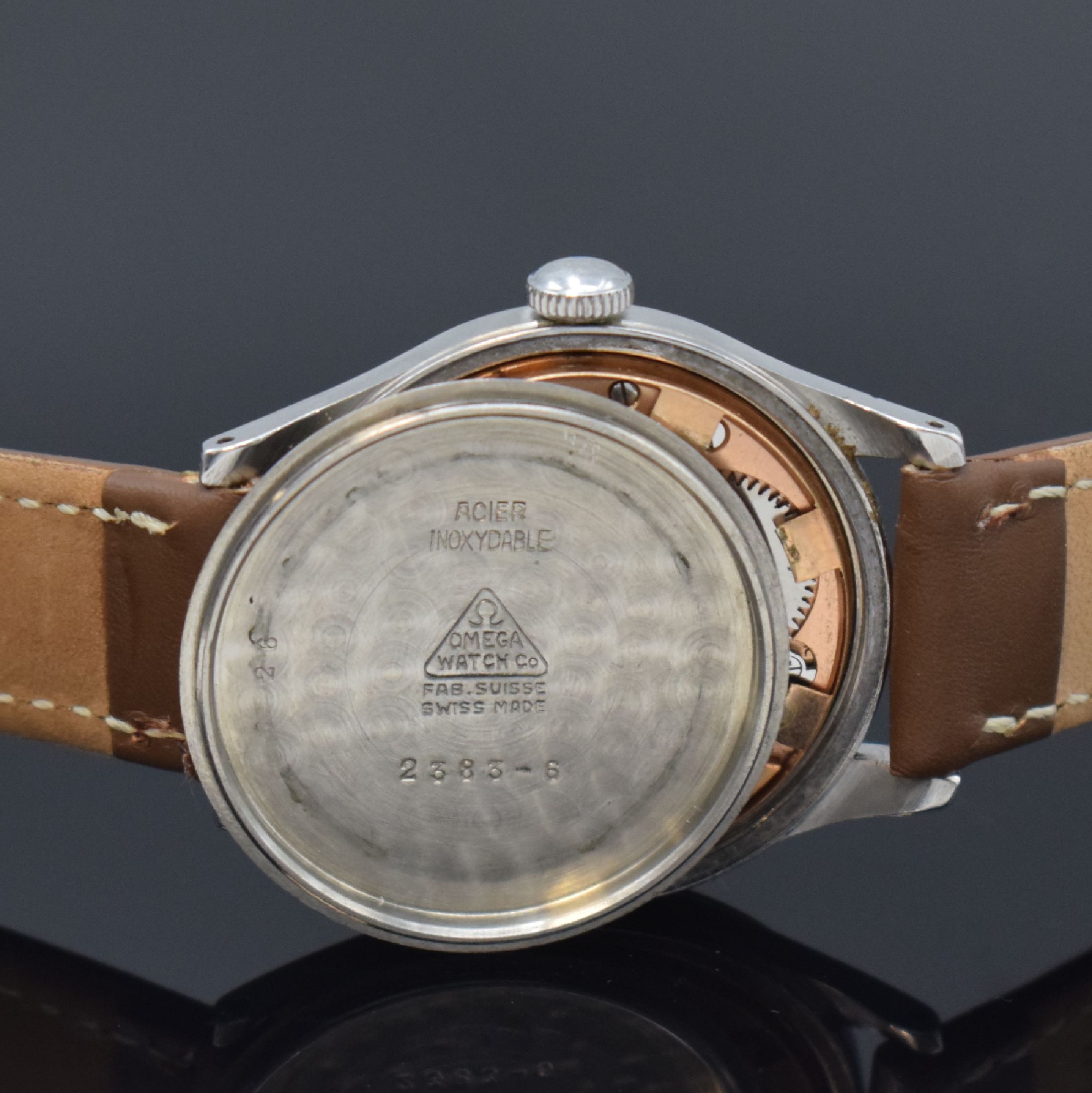 Detail e: OMEGA 30T2 Herrenarmbanduhr Referenz 2383 in Stahl, Handaufzug, Schweiz um 1947, Boden verschr., silb. Zifferbl. m. arab. Leuchtzahlen gleichmäßig ...