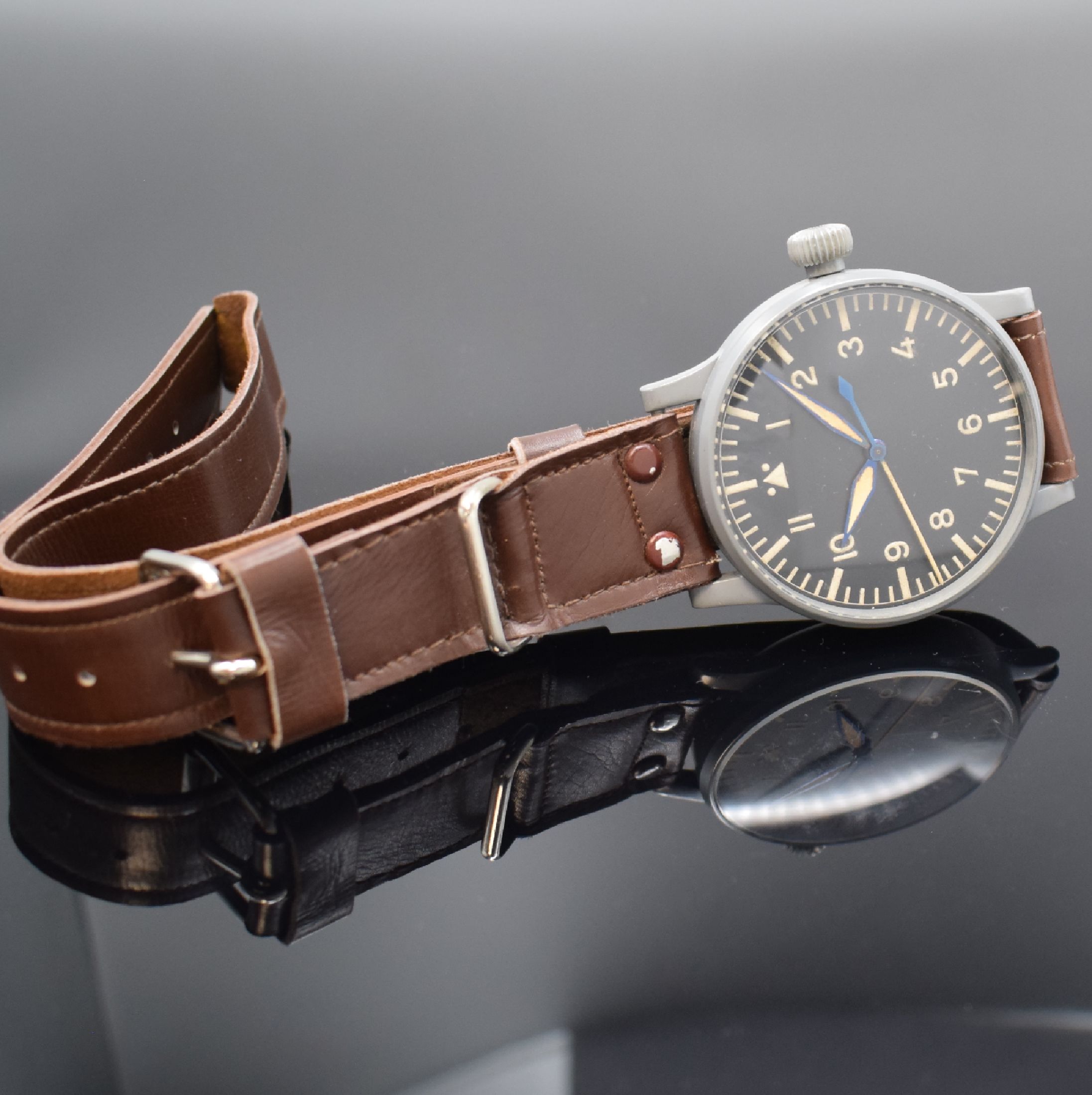 STOWA nahezu neuwertige Fliegeruhr FL 23883 am original Band, Deutschland um 1940, Handaufzug, grau lackiertes Metallgeh., Boden und Glasrand ...