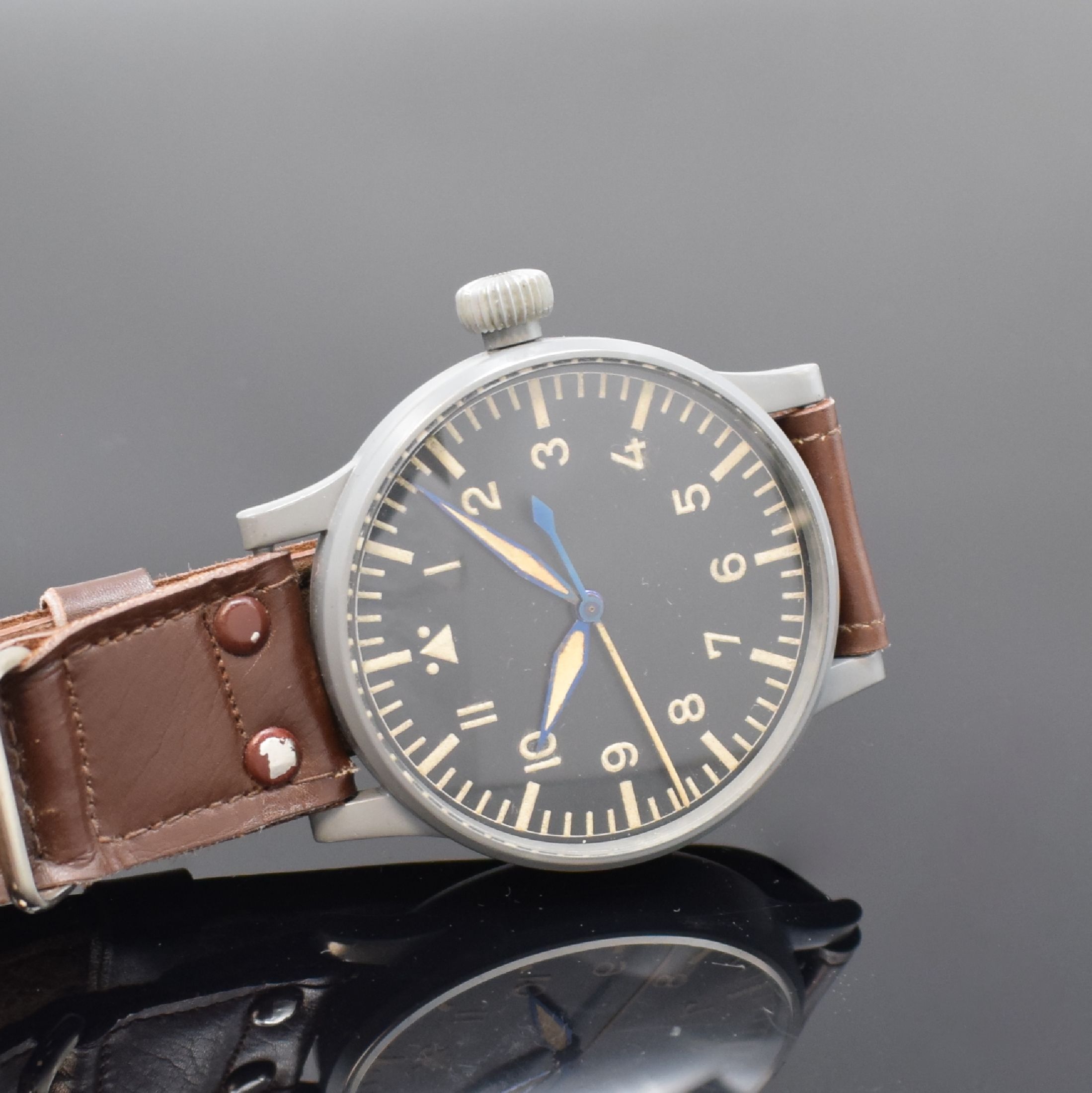 Detail a: STOWA nahezu neuwertige Fliegeruhr FL 23883 am original Band, Deutschland um 1940, Handaufzug, grau lackiertes Metallgeh., Boden und Glasrand ...