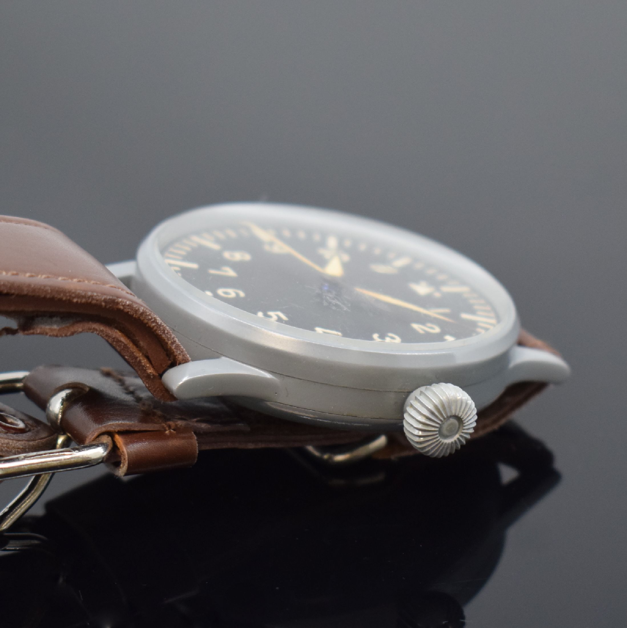 Detail b: STOWA nahezu neuwertige Fliegeruhr FL 23883 am original Band, Deutschland um 1940, Handaufzug, grau lackiertes Metallgeh., Boden und Glasrand ...